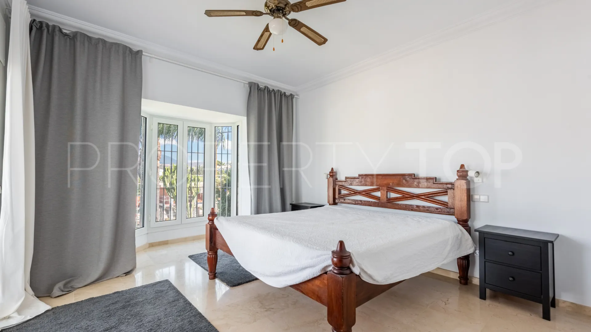 Buy villa with 4 bedrooms in Atalaya