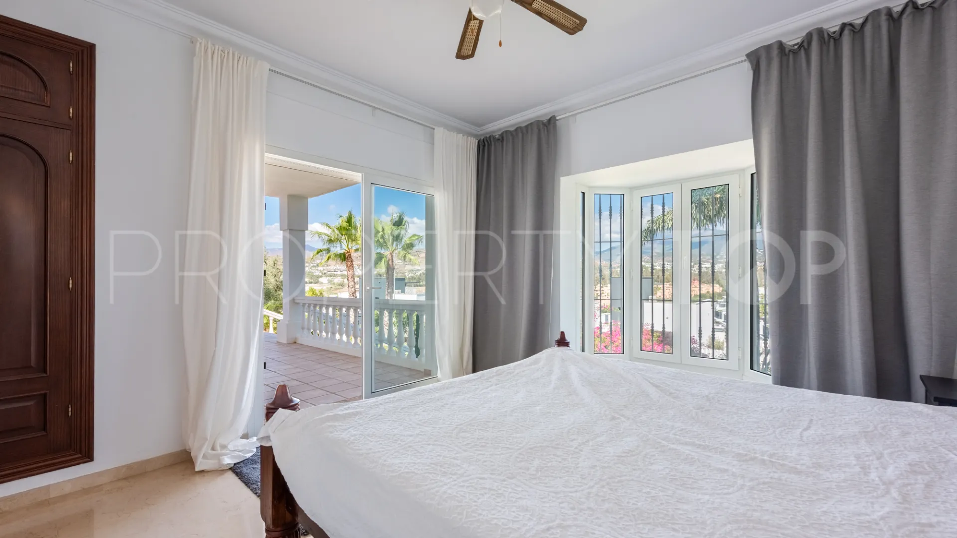 Buy villa with 4 bedrooms in Atalaya