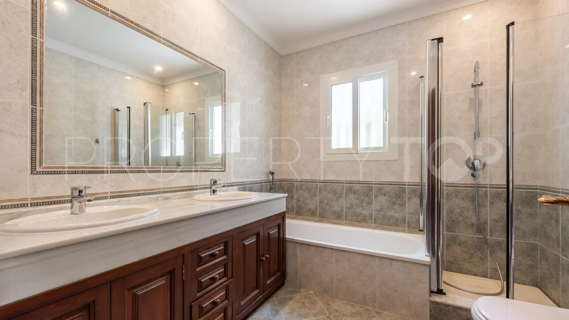 Buy villa with 4 bedrooms in Atalaya