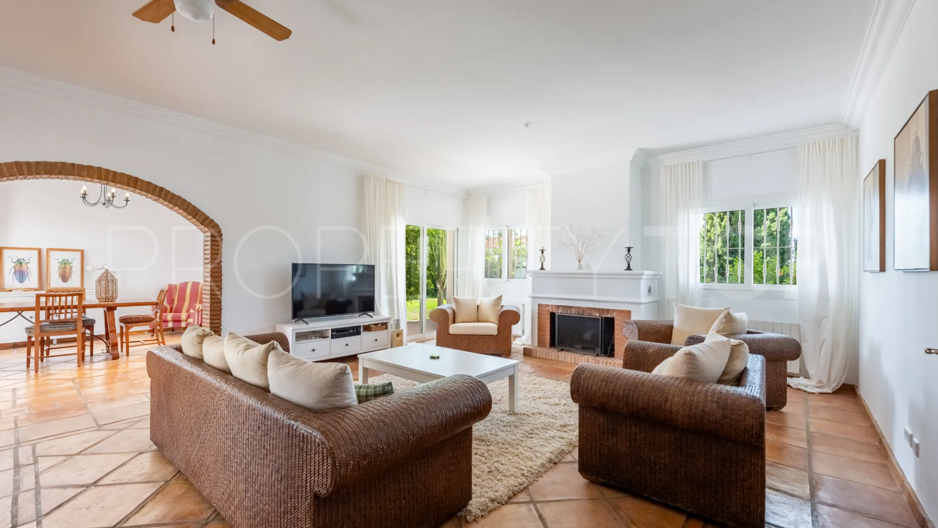 Buy villa with 4 bedrooms in Atalaya