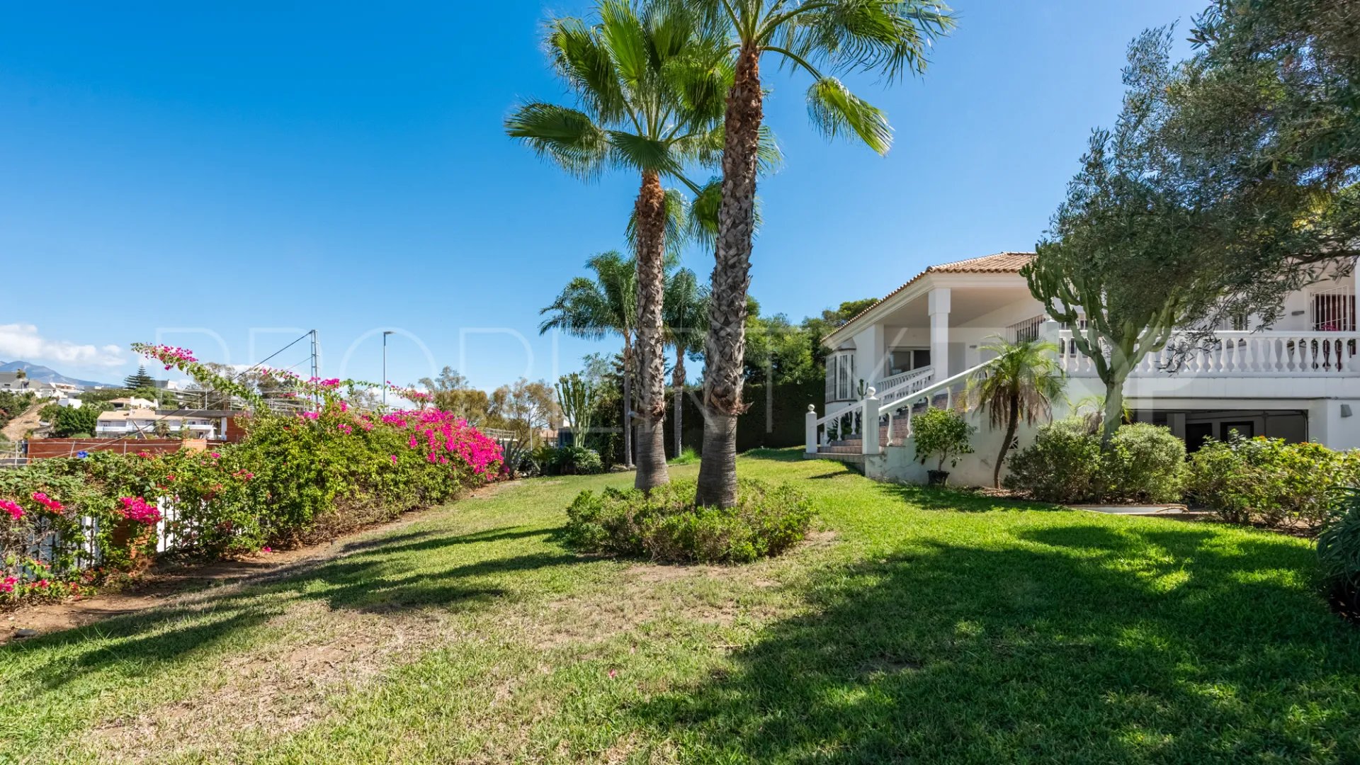 Buy villa with 4 bedrooms in Atalaya