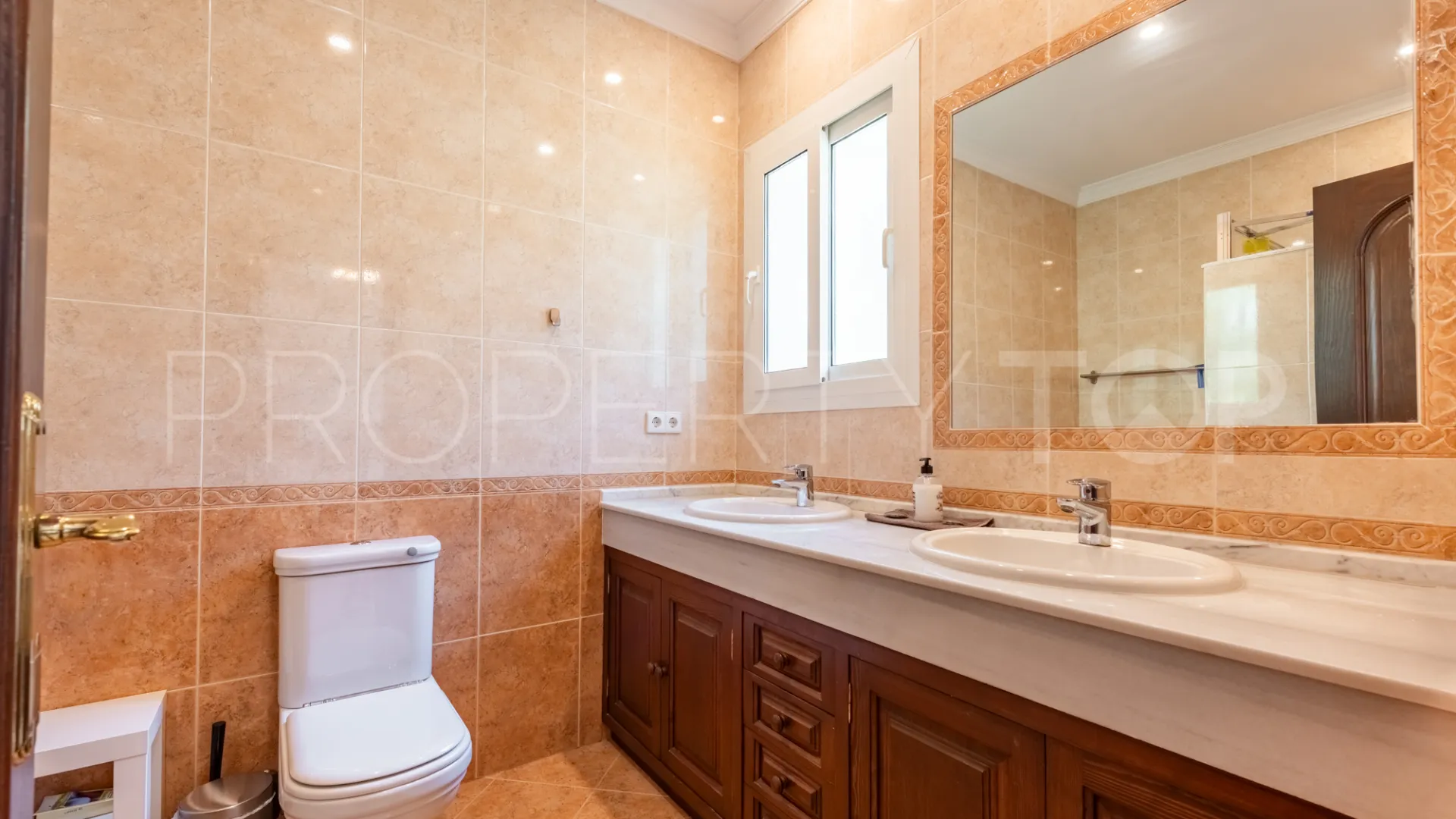 Buy villa with 4 bedrooms in Atalaya
