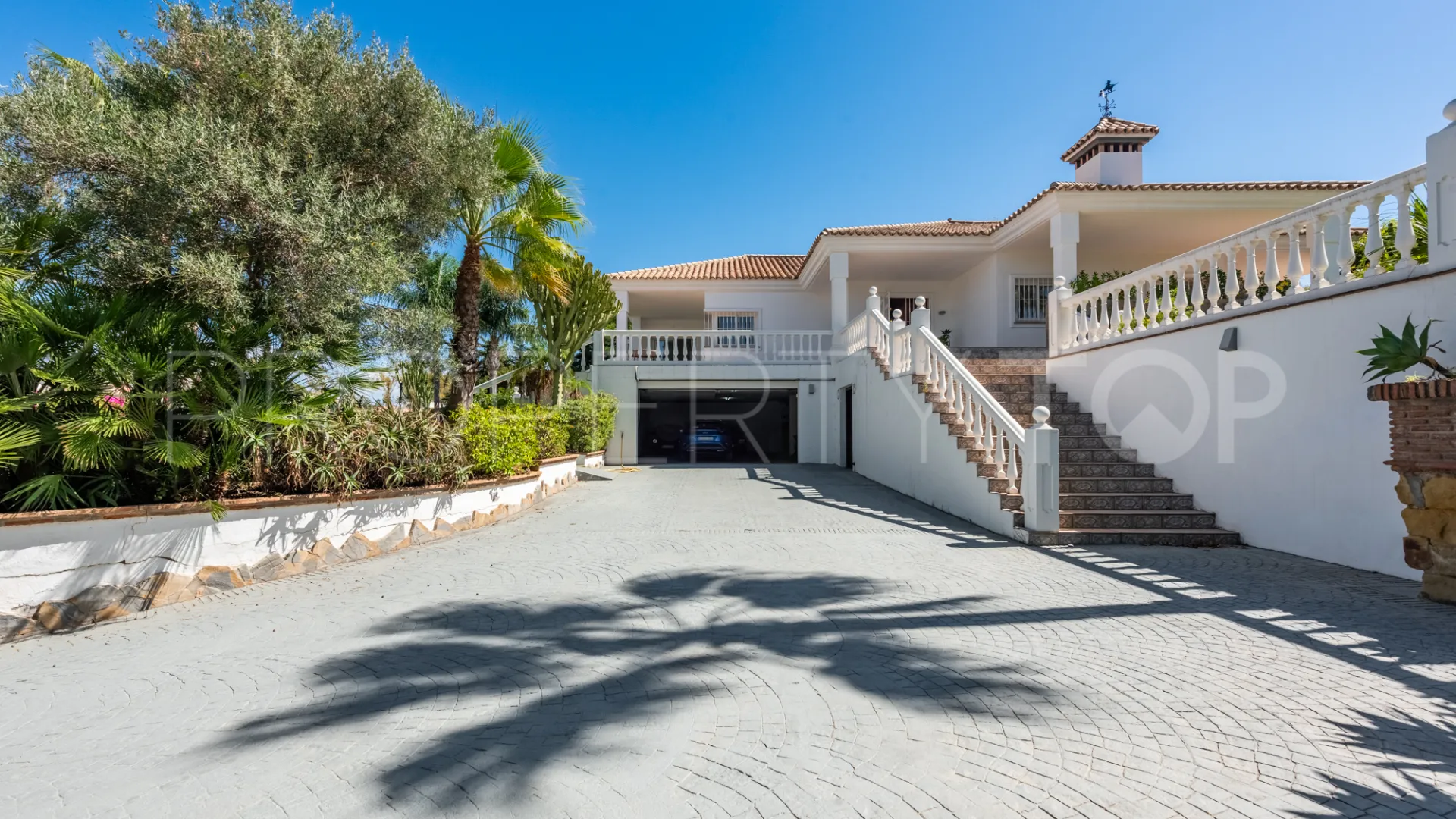Buy villa with 4 bedrooms in Atalaya