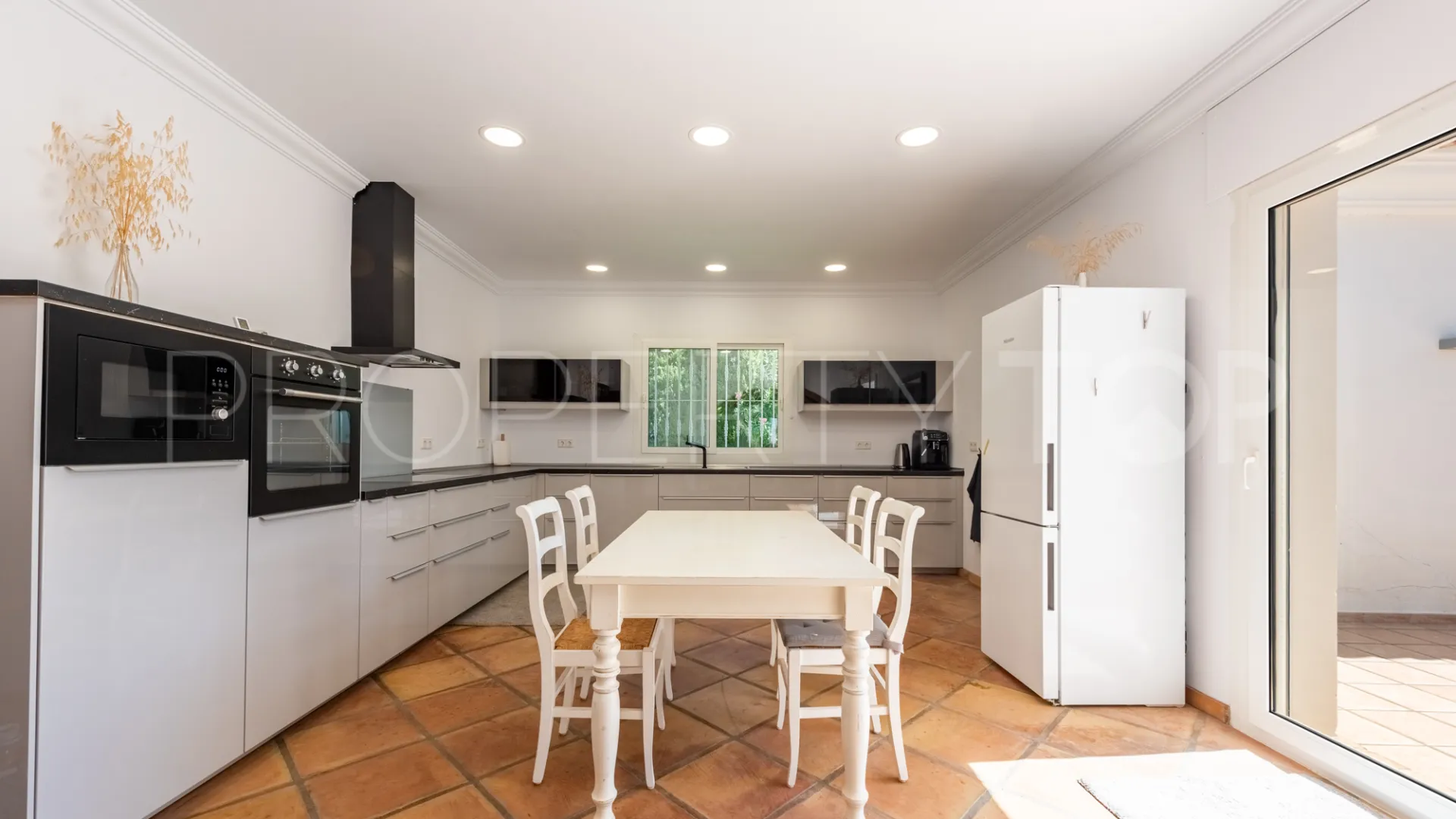 Buy villa with 4 bedrooms in Atalaya