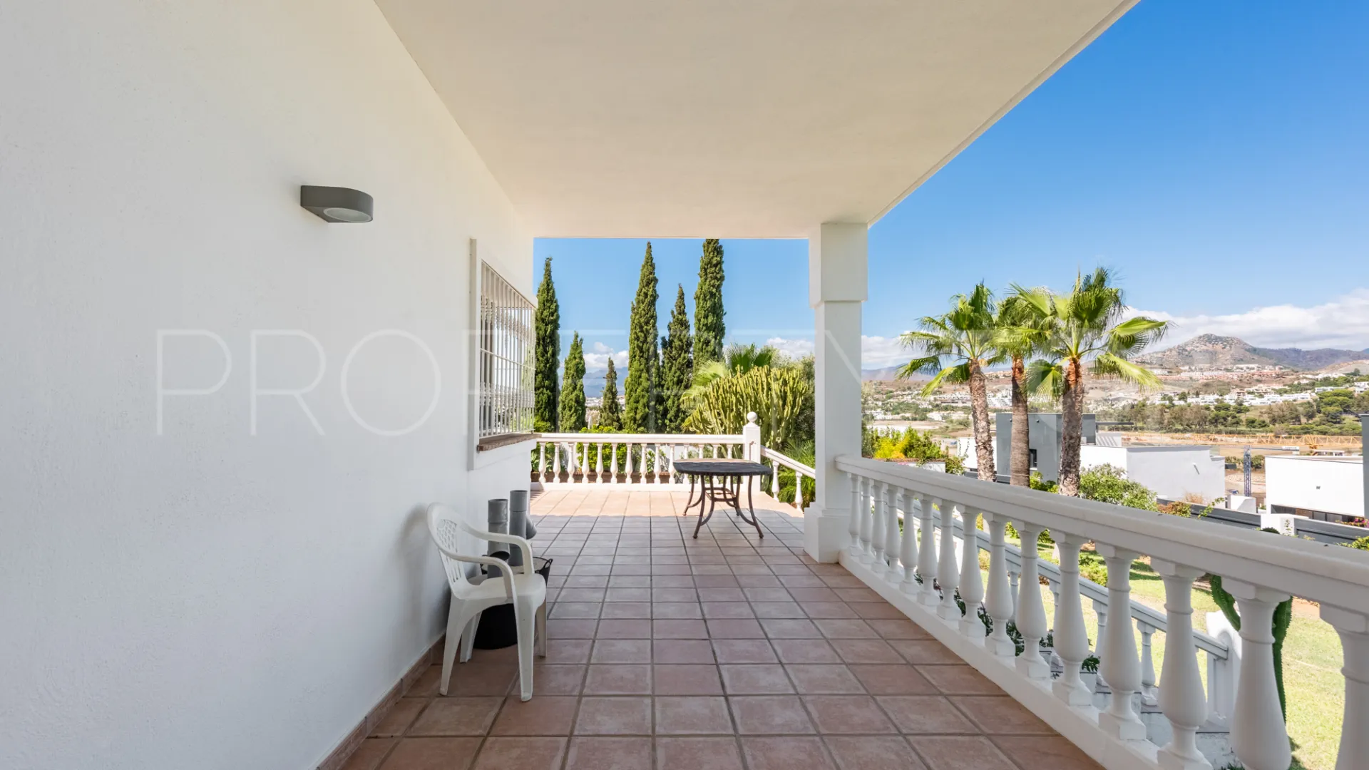 Buy villa with 4 bedrooms in Atalaya