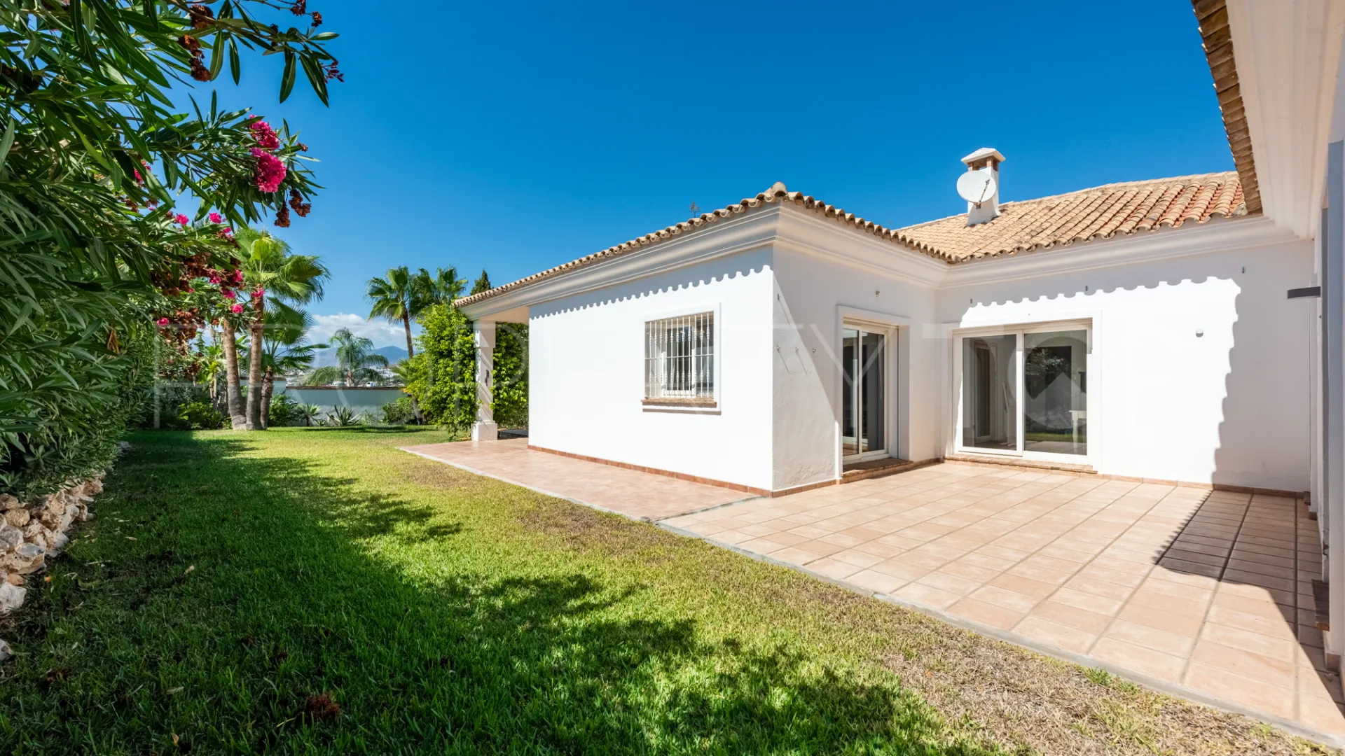 Buy villa with 4 bedrooms in Atalaya