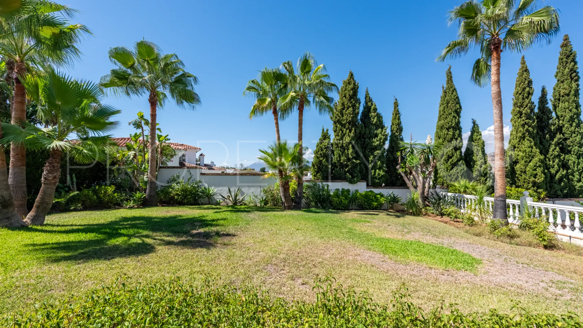 Buy villa with 4 bedrooms in Atalaya