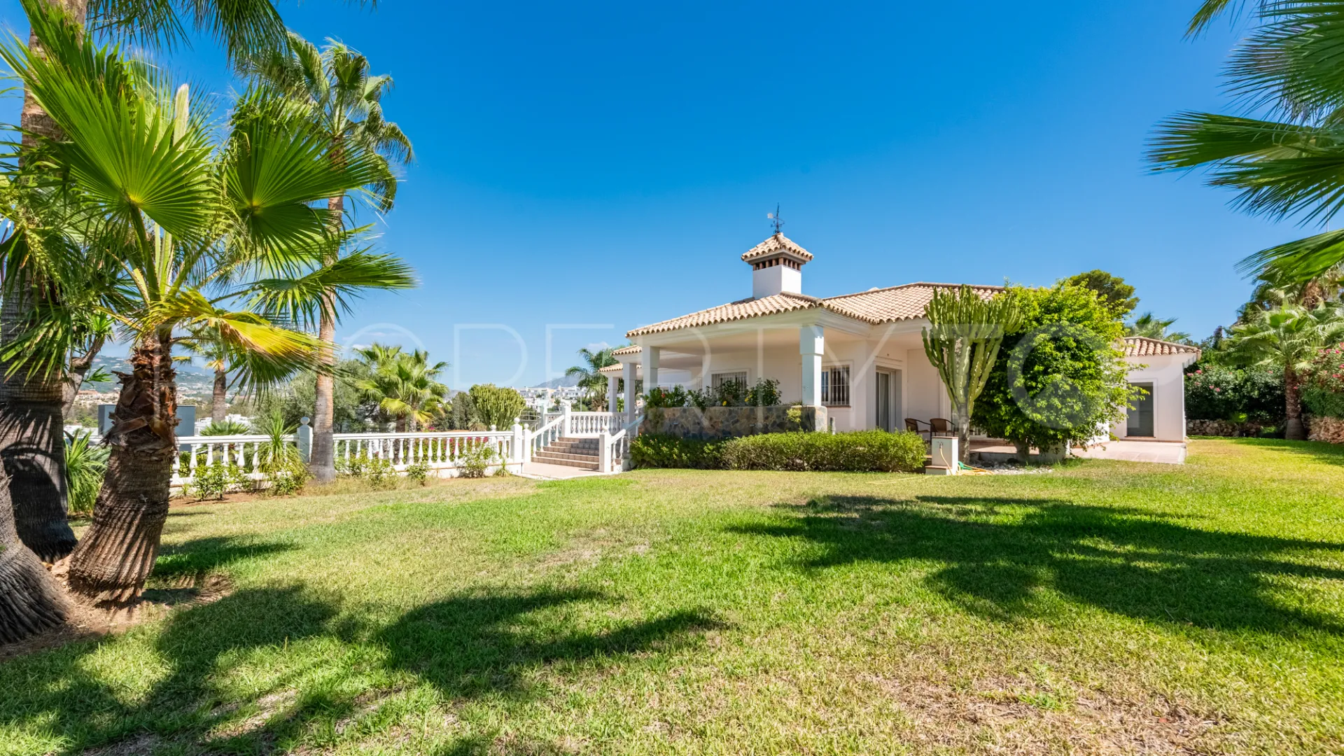 Buy villa with 4 bedrooms in Atalaya
