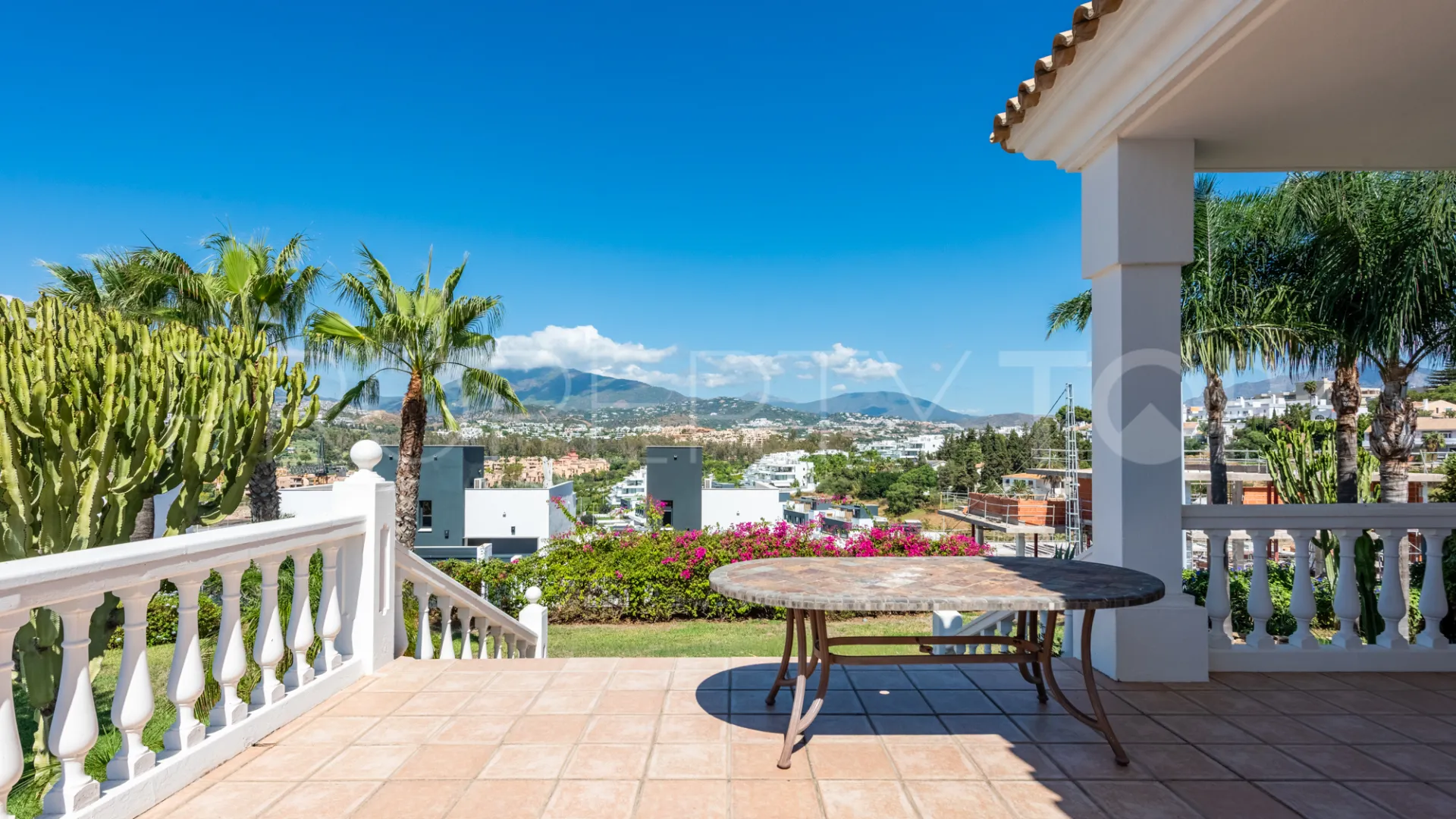 Buy villa with 4 bedrooms in Atalaya