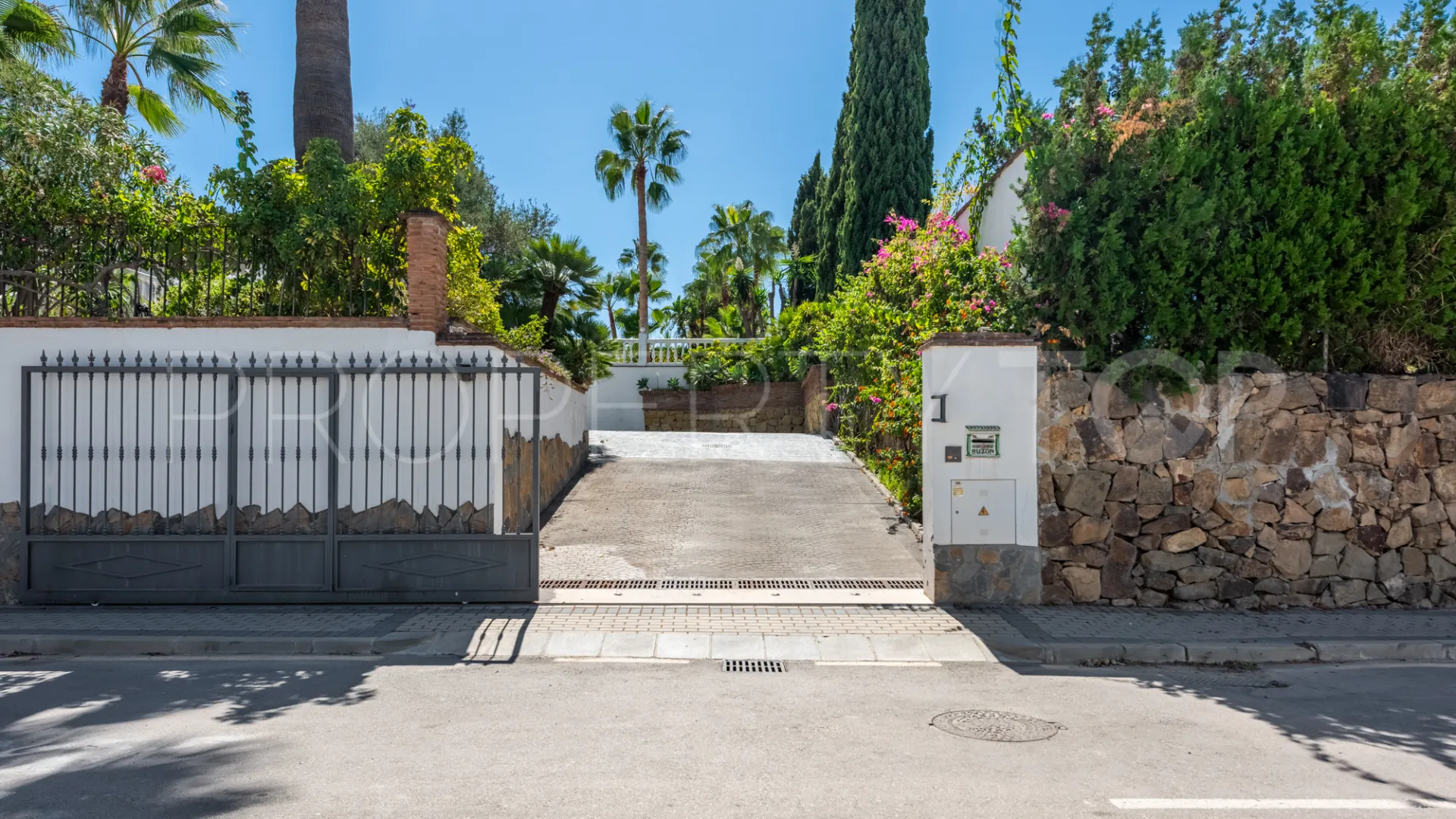 Buy villa with 4 bedrooms in Atalaya