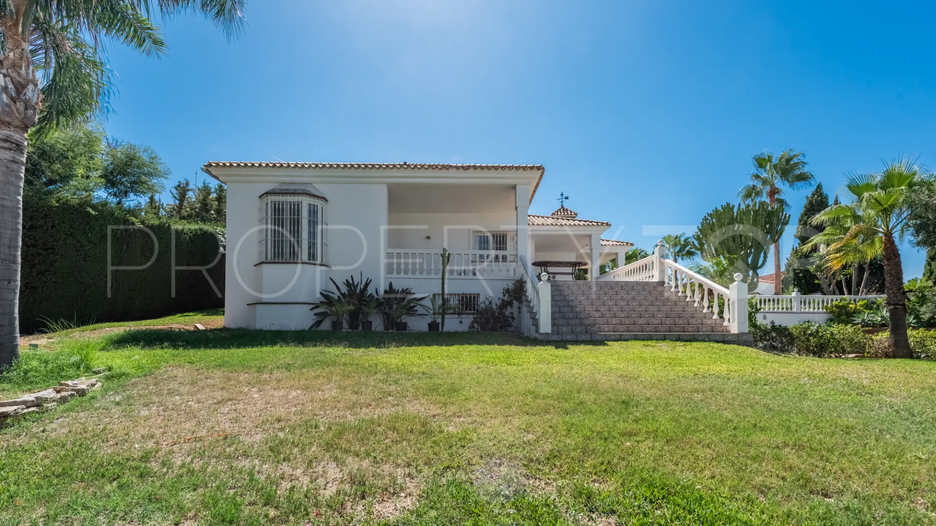 Buy villa with 4 bedrooms in Atalaya