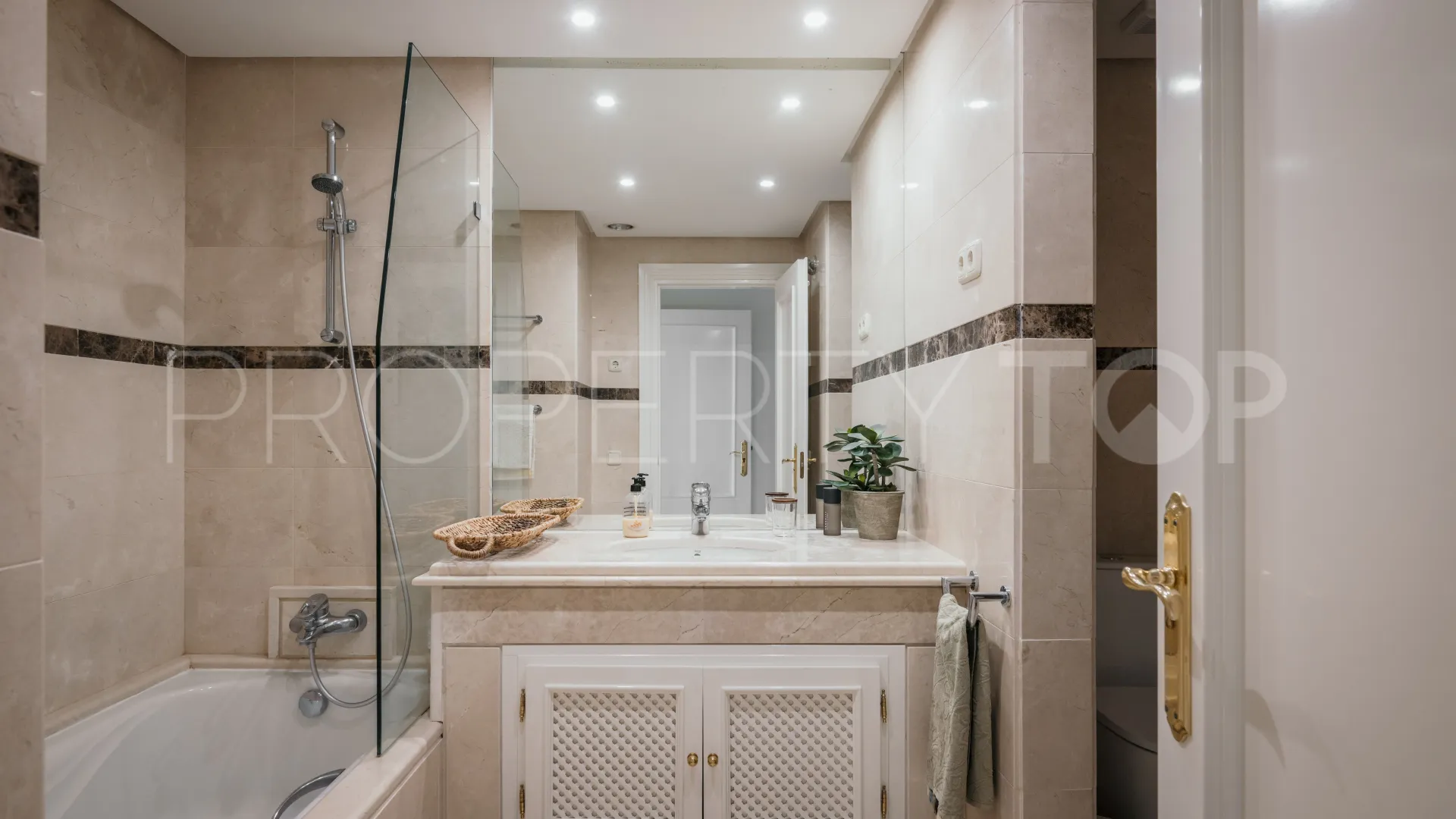 4 bedrooms Nueva Andalucia duplex penthouse for sale
