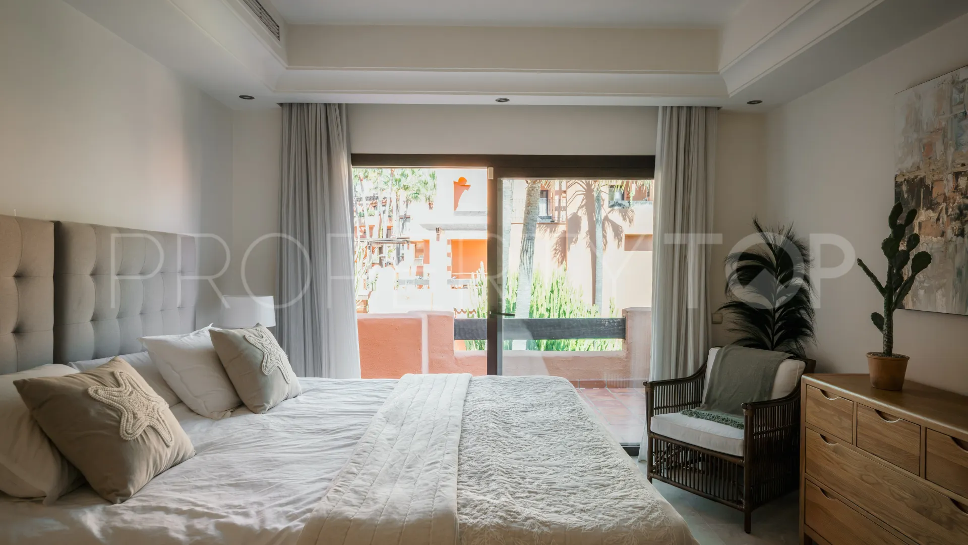 4 bedrooms Nueva Andalucia duplex penthouse for sale