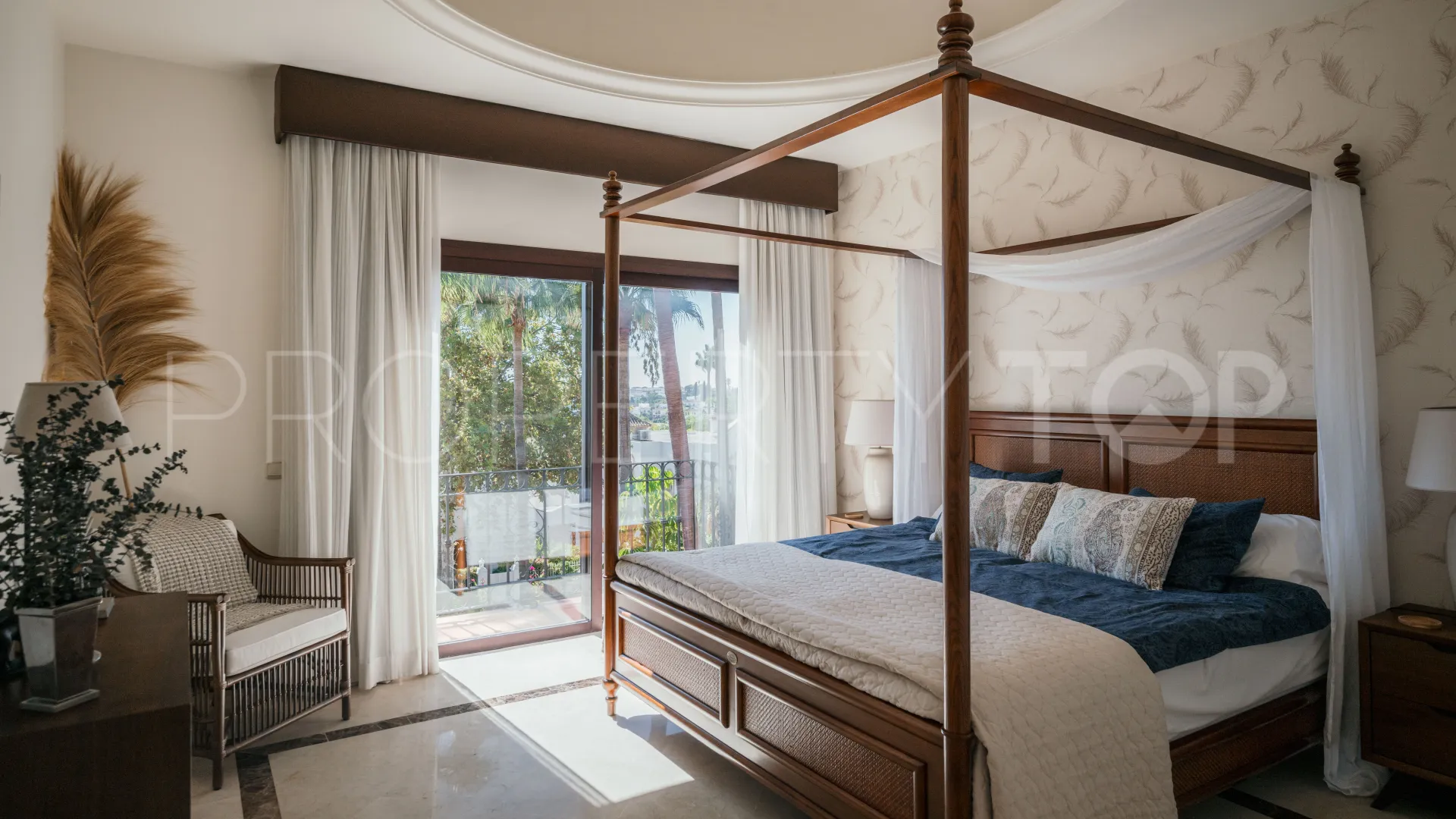 4 bedrooms Nueva Andalucia duplex penthouse for sale