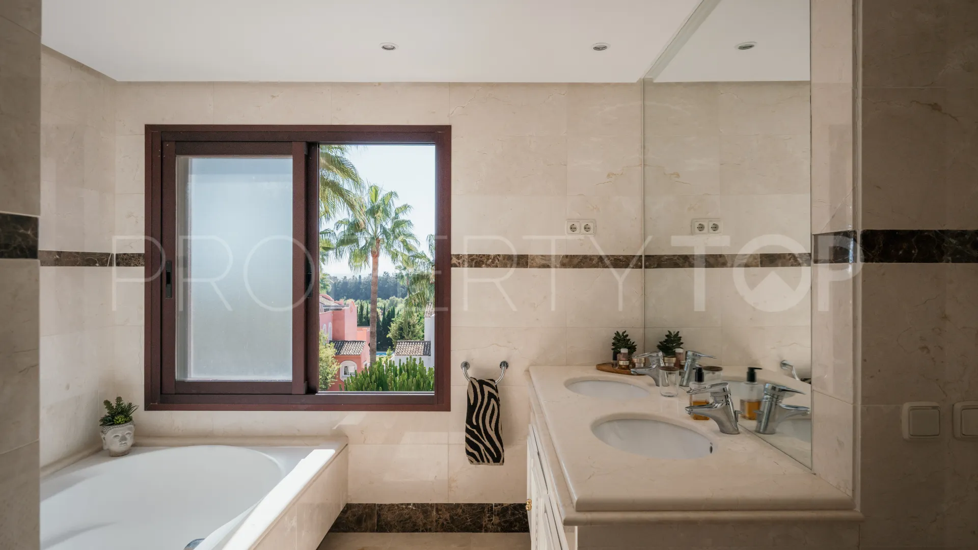 4 bedrooms Nueva Andalucia duplex penthouse for sale