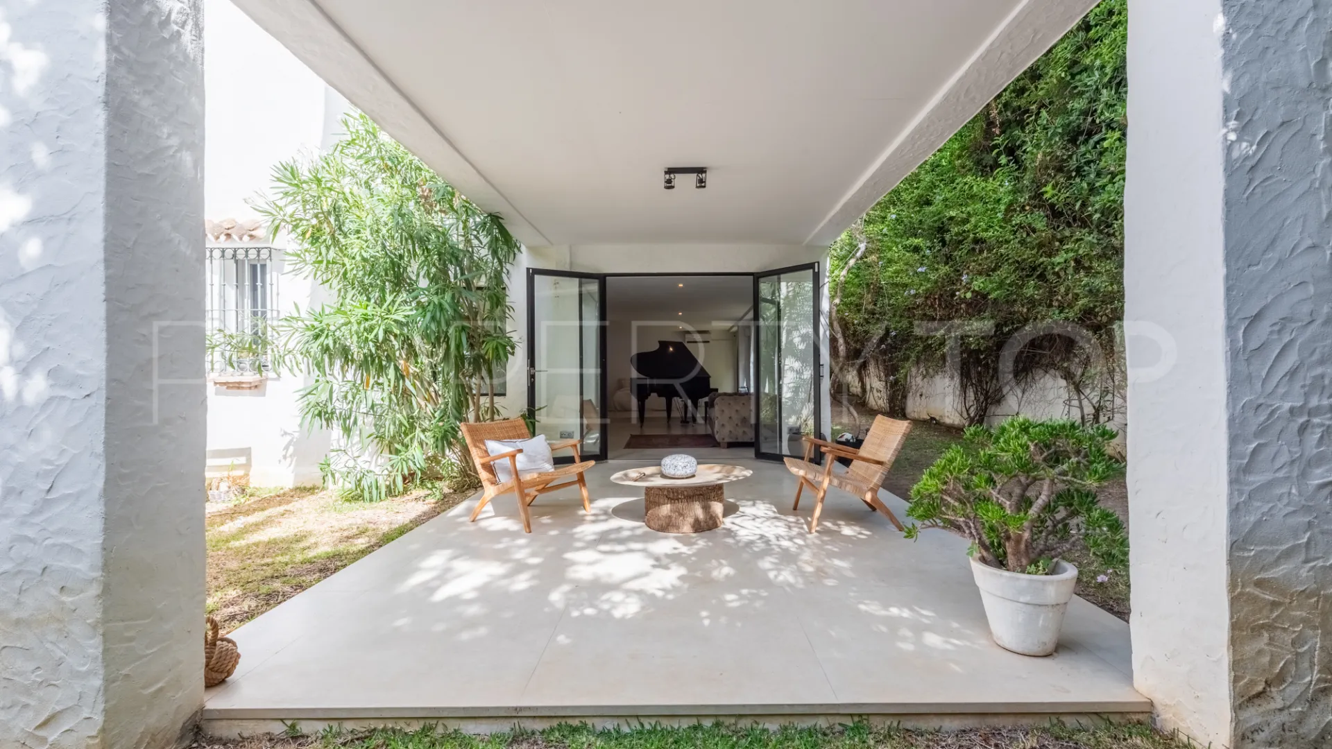 Comprar villa de 4 dormitorios en Atalaya