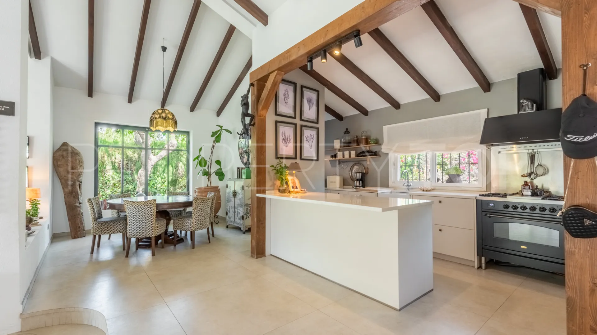 Comprar villa de 4 dormitorios en Atalaya