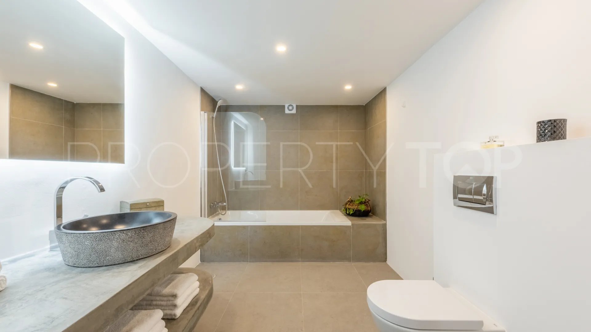 Comprar villa de 4 dormitorios en Atalaya