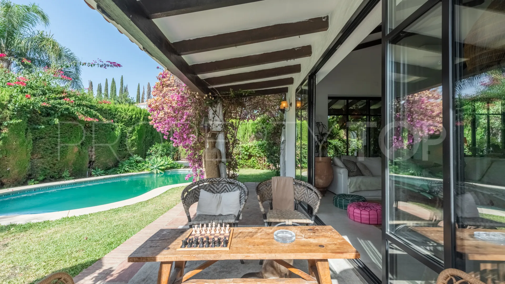 Comprar villa de 4 dormitorios en Atalaya
