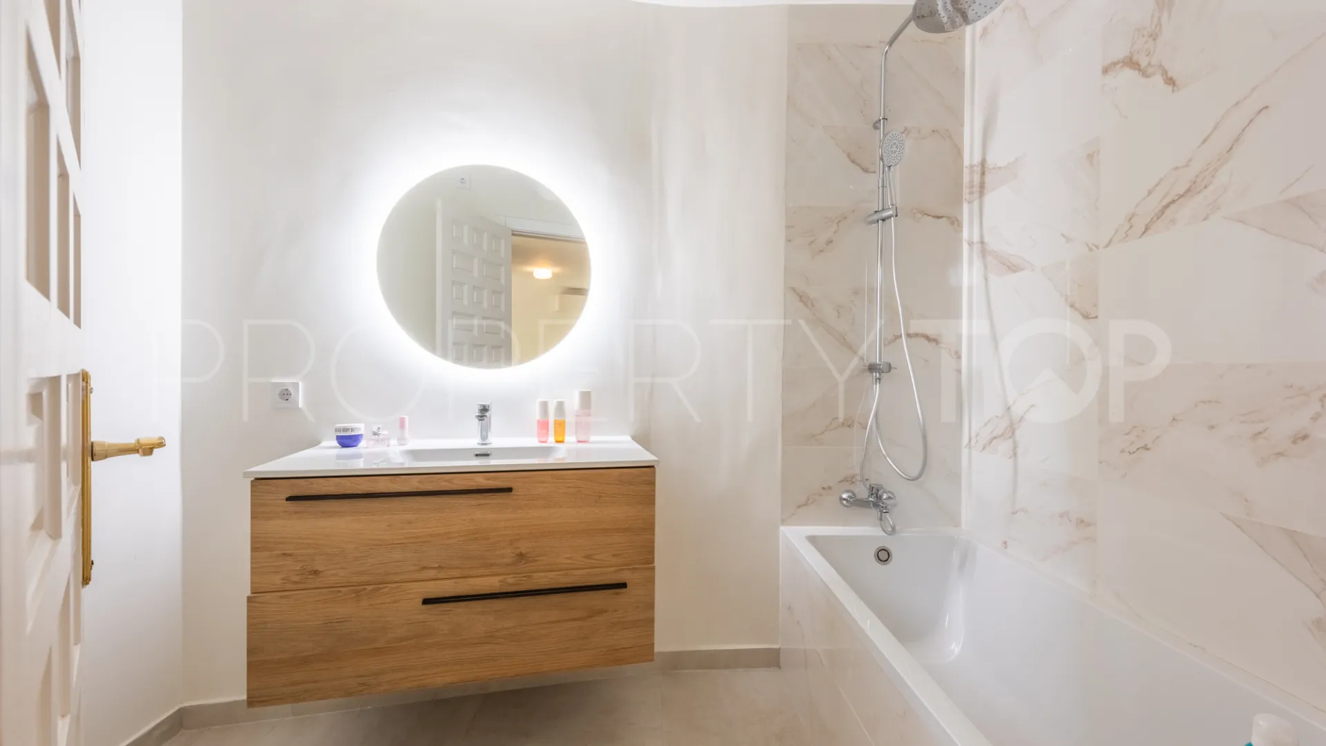 Comprar villa de 4 dormitorios en Atalaya