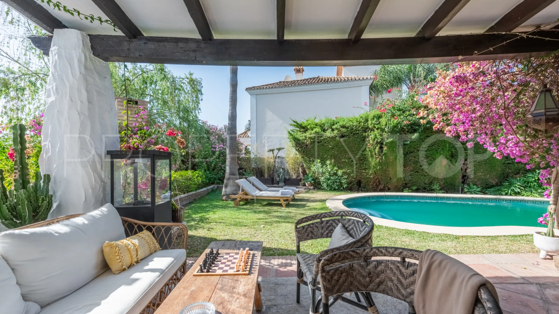Comprar villa de 4 dormitorios en Atalaya