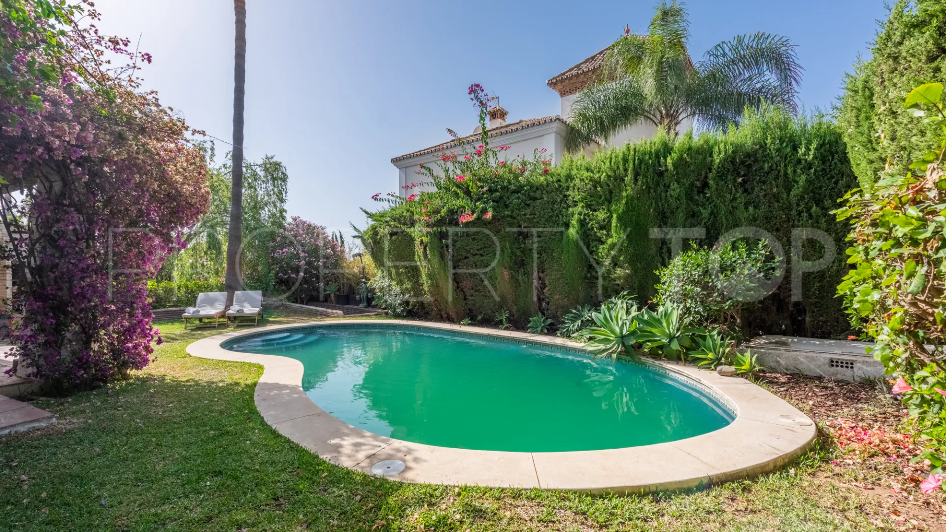 Comprar villa de 4 dormitorios en Atalaya