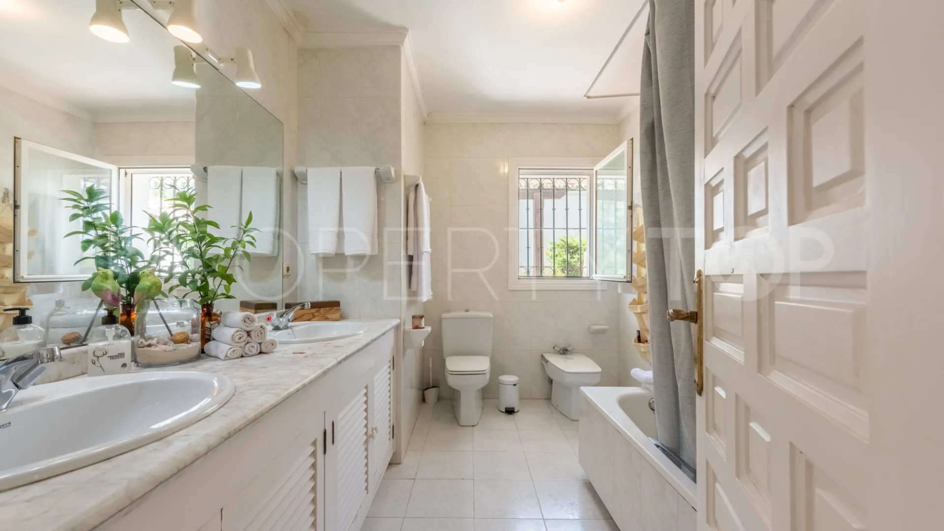 Comprar villa de 4 dormitorios en Atalaya