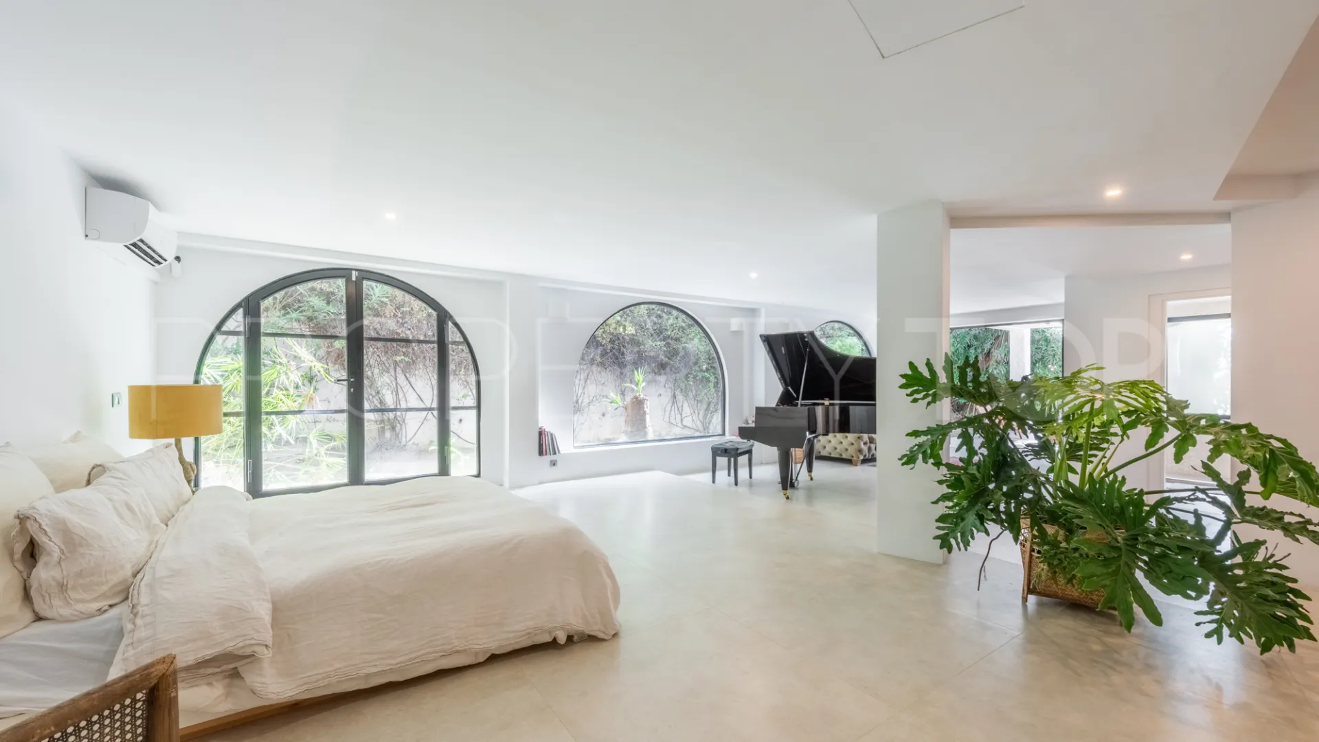Comprar villa de 4 dormitorios en Atalaya