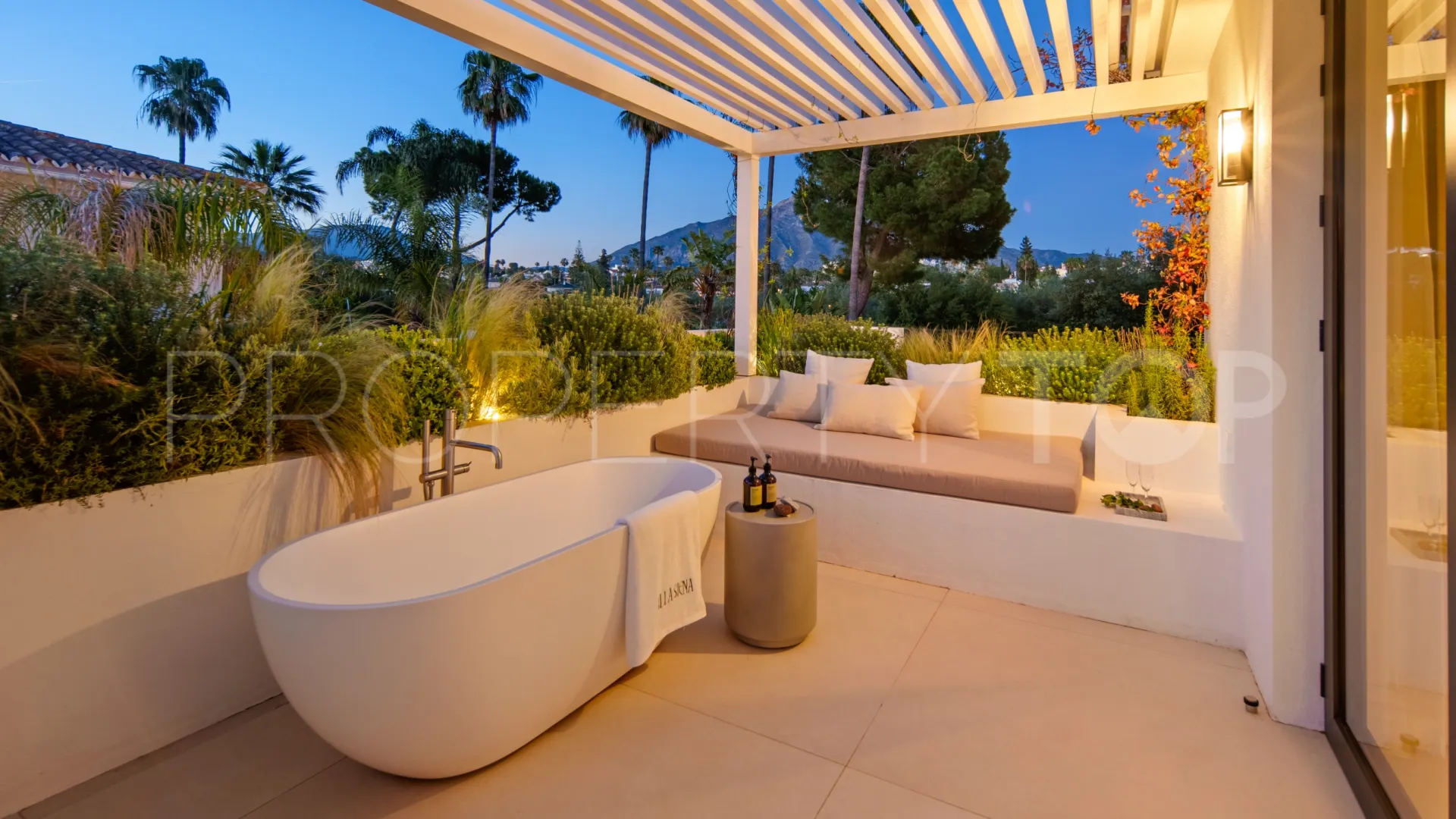 Villa with 4 bedrooms for sale in Nueva Andalucia