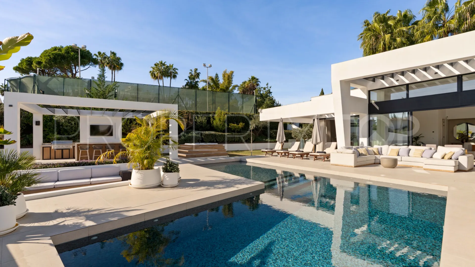 Villa in Nueva Andalucia for sale