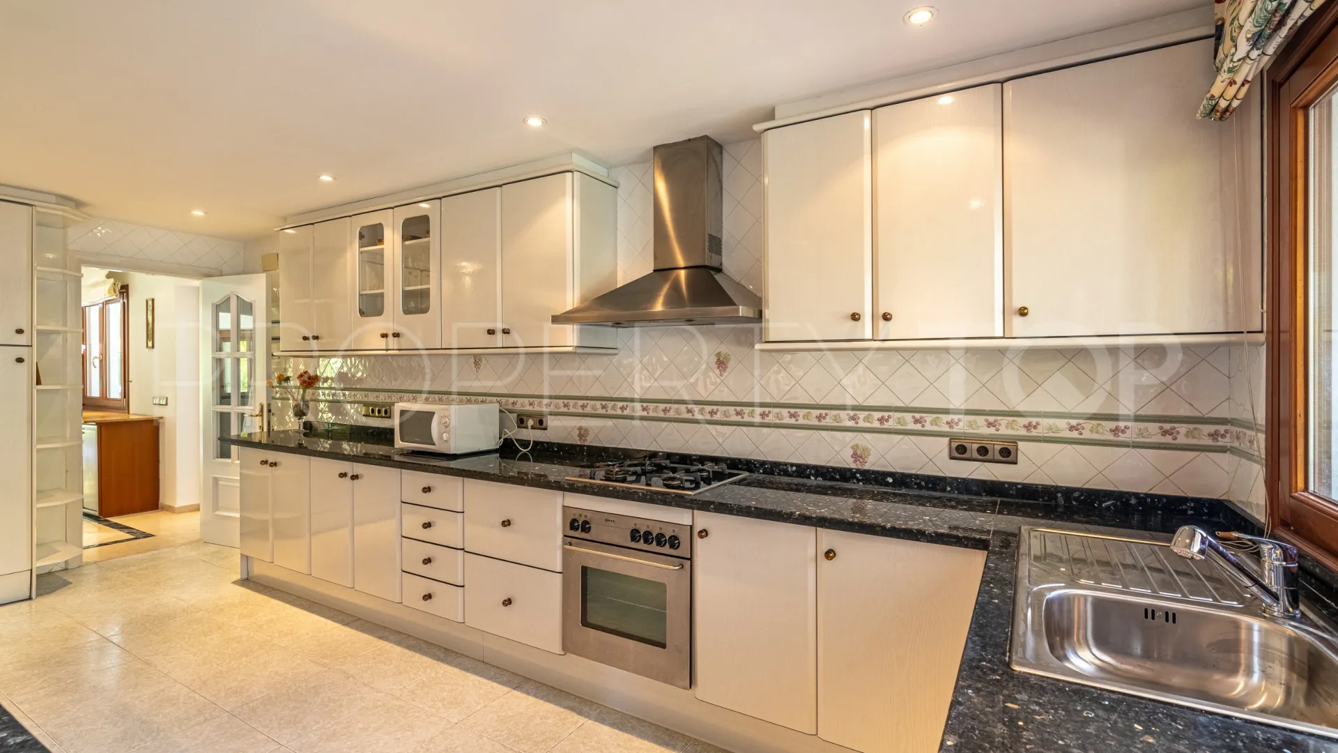 Villa a la venta con 5 dormitorios en Guadalmansa Playa