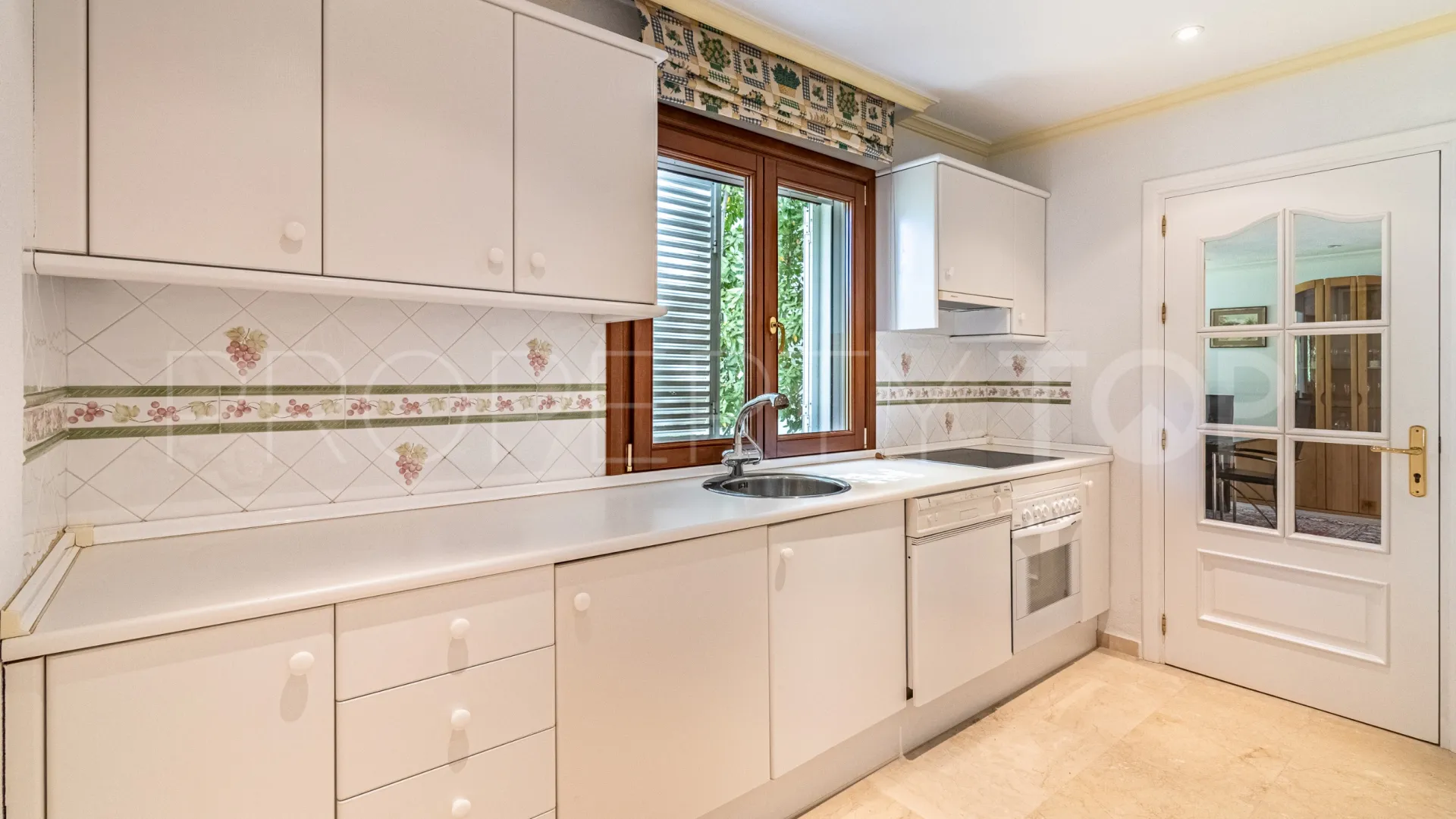 Villa a la venta con 5 dormitorios en Guadalmansa Playa