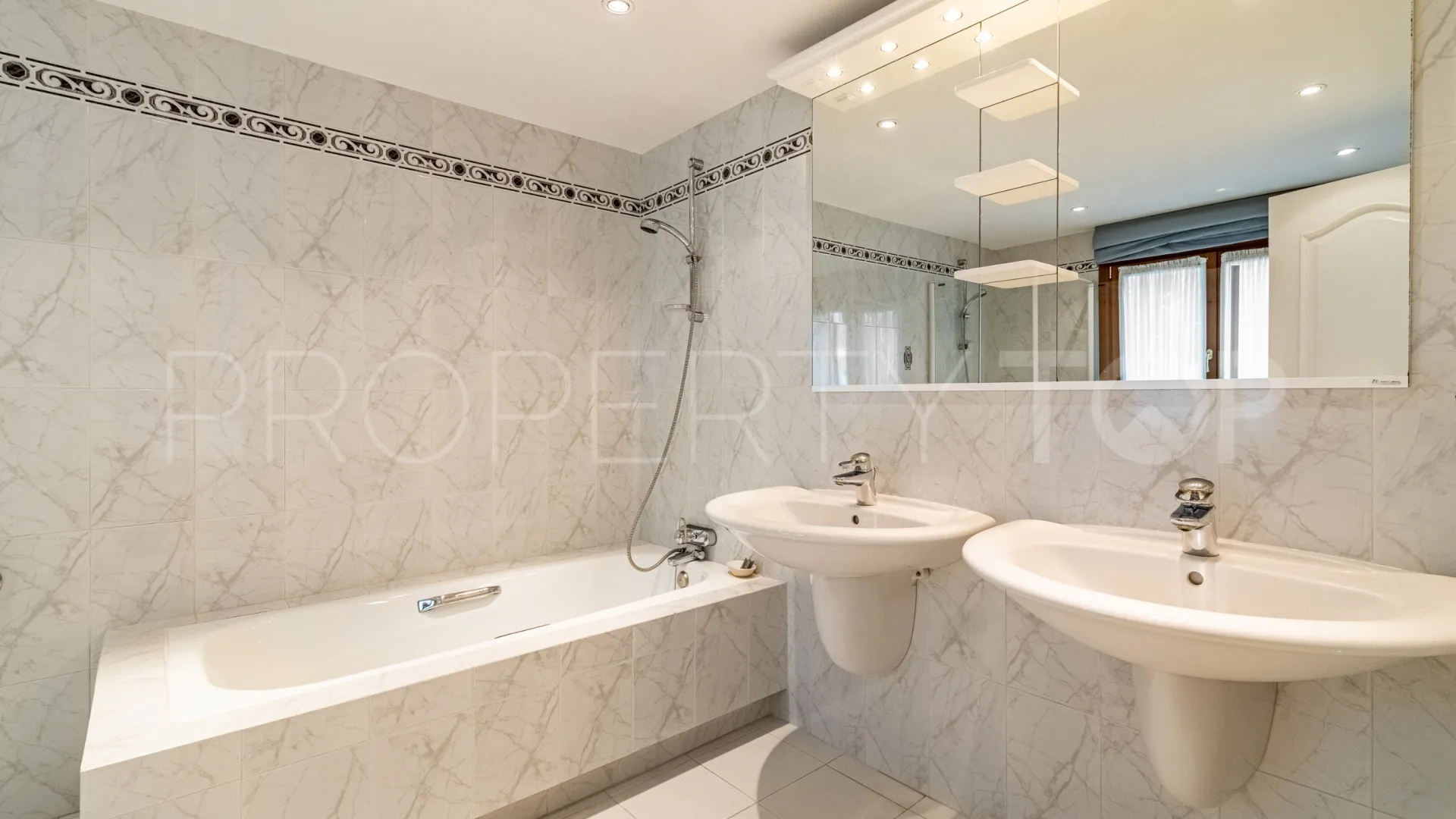 Villa a la venta con 5 dormitorios en Guadalmansa Playa