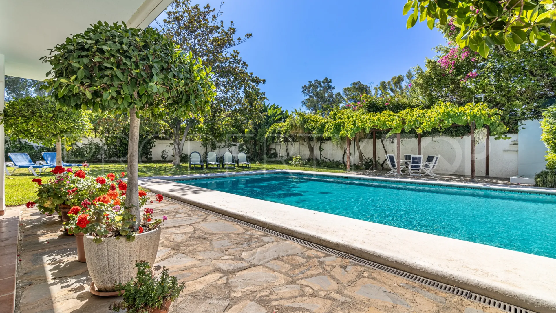 Villa a la venta con 5 dormitorios en Guadalmansa Playa