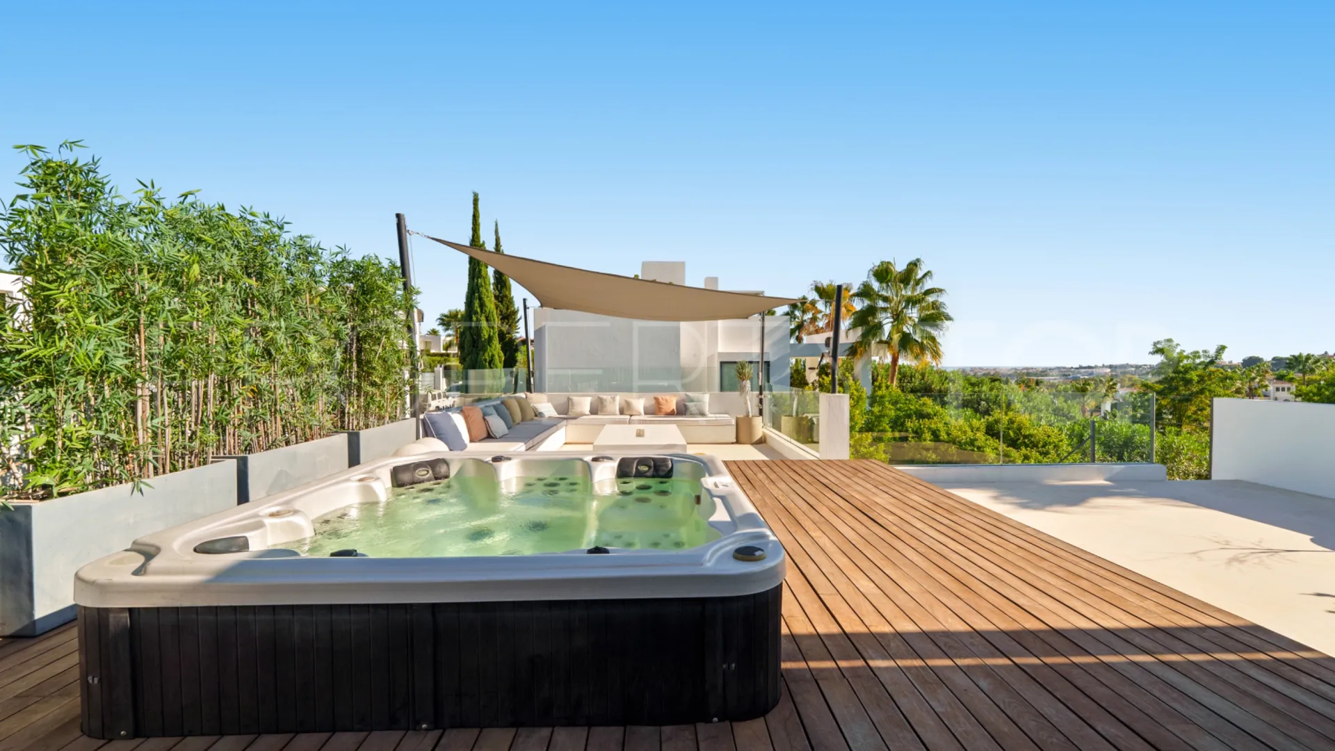 Se vende villa en Los Olivos de 6 dormitorios