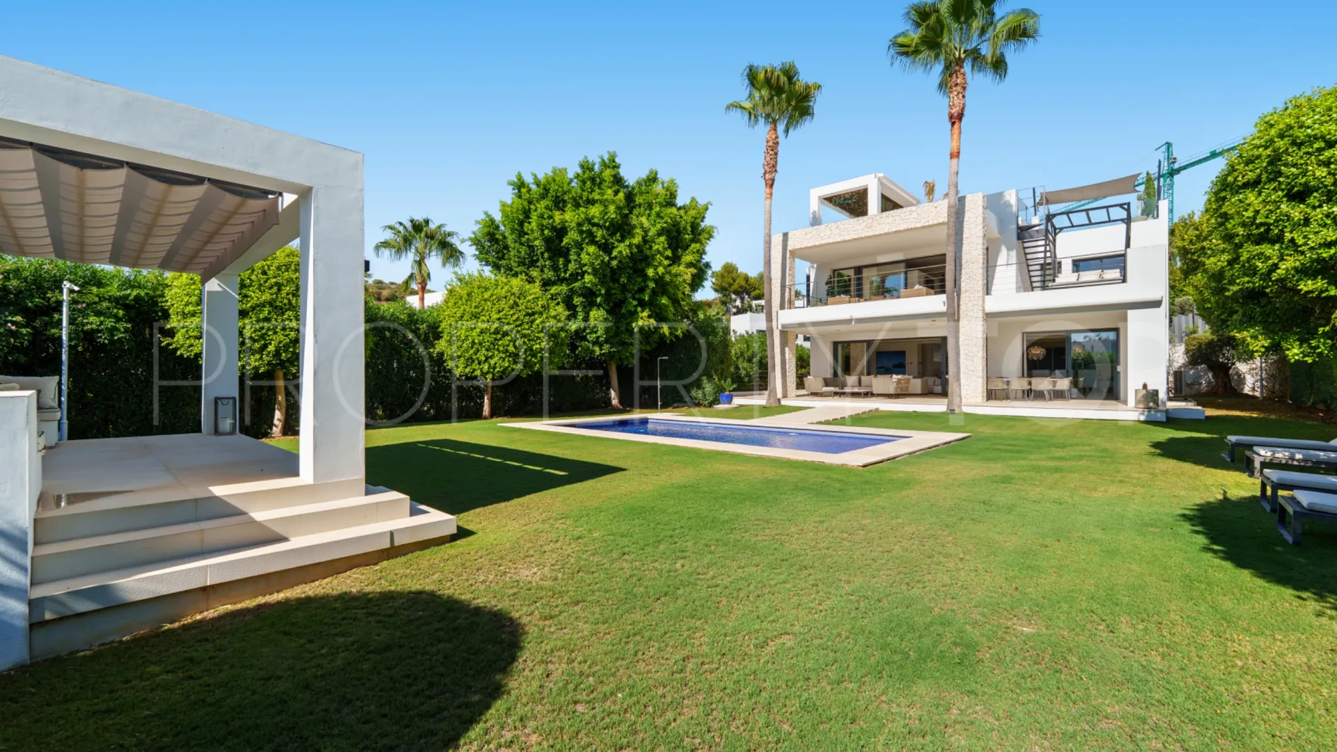 Se vende villa en Los Olivos de 6 dormitorios