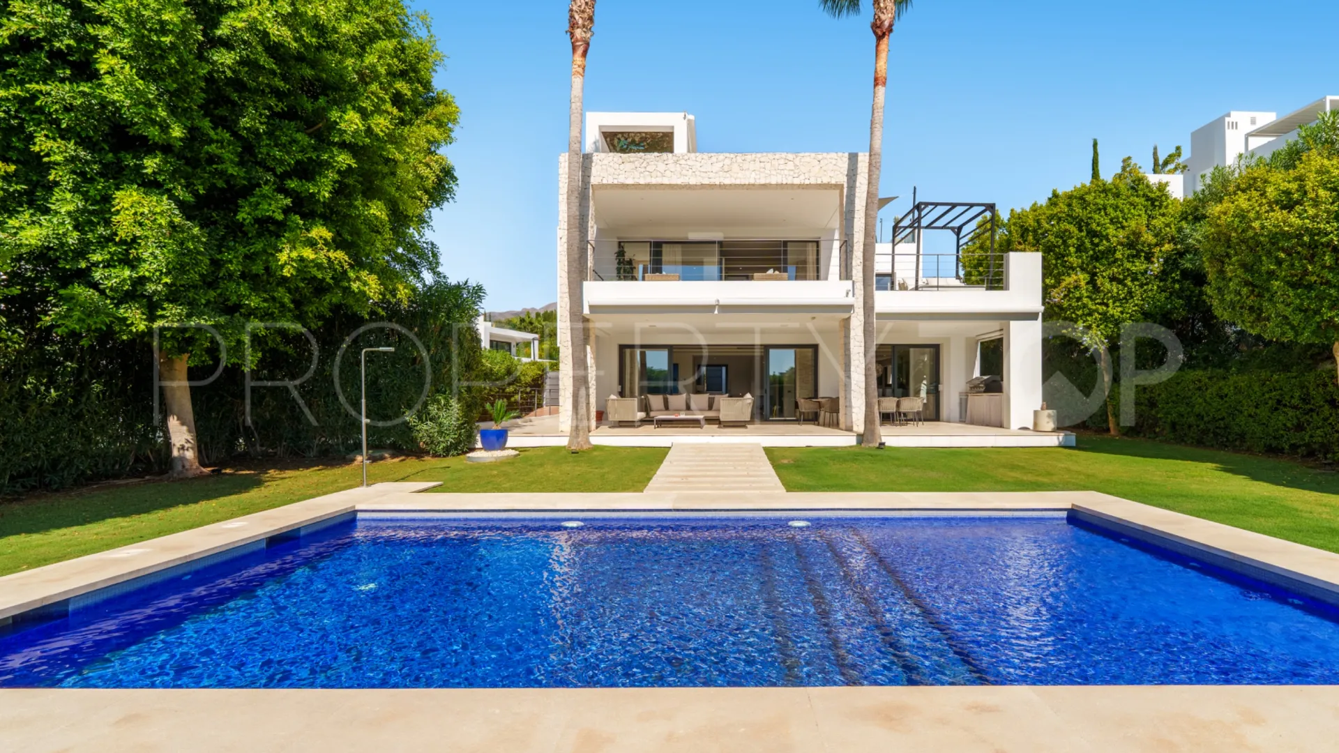 Se vende villa en Los Olivos de 6 dormitorios