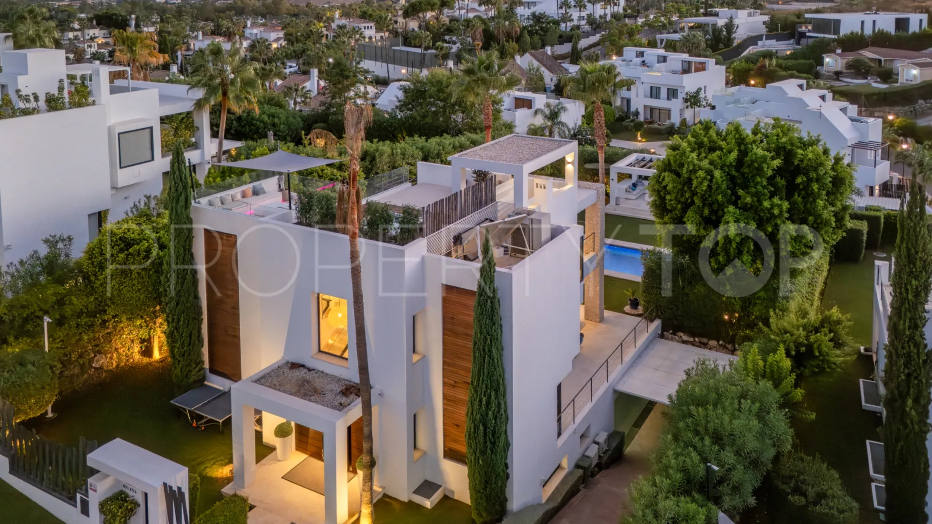 Se vende villa en Los Olivos de 6 dormitorios