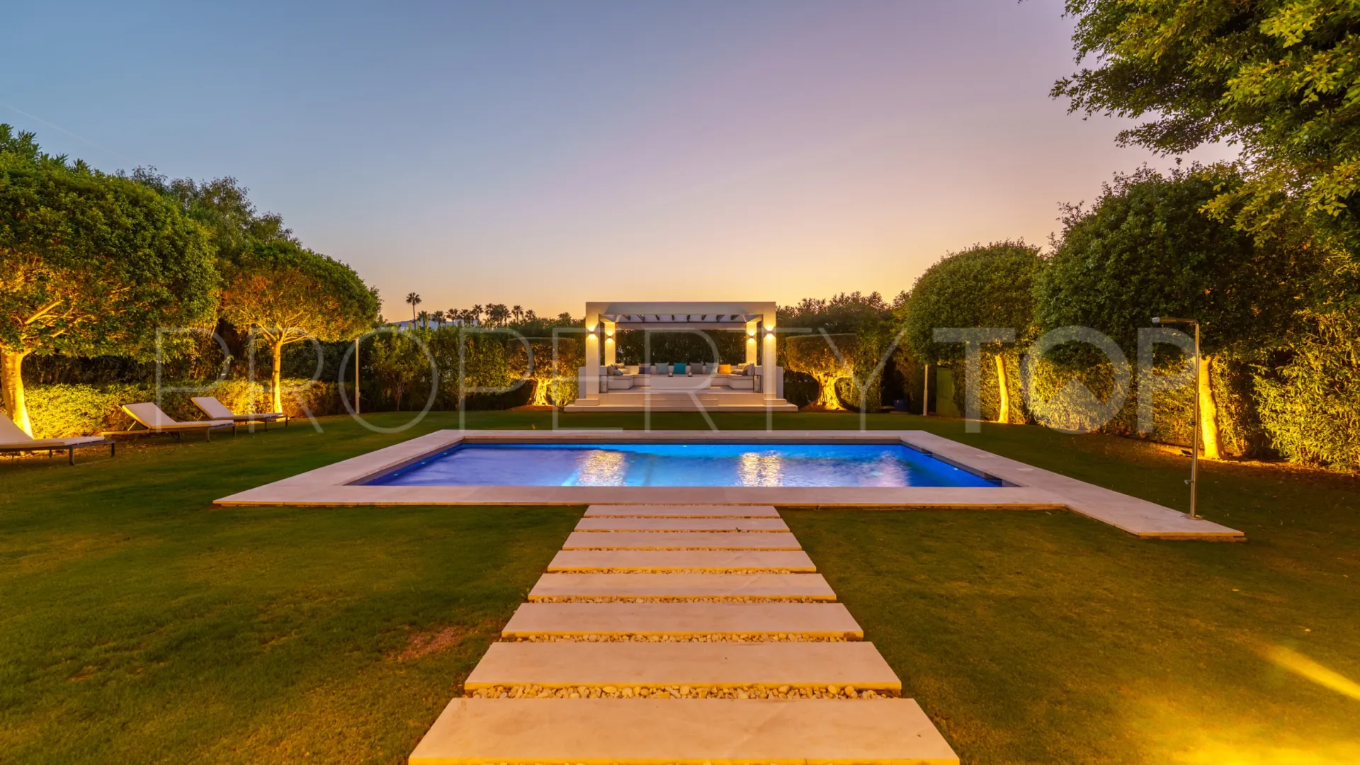 Se vende villa en Los Olivos de 6 dormitorios