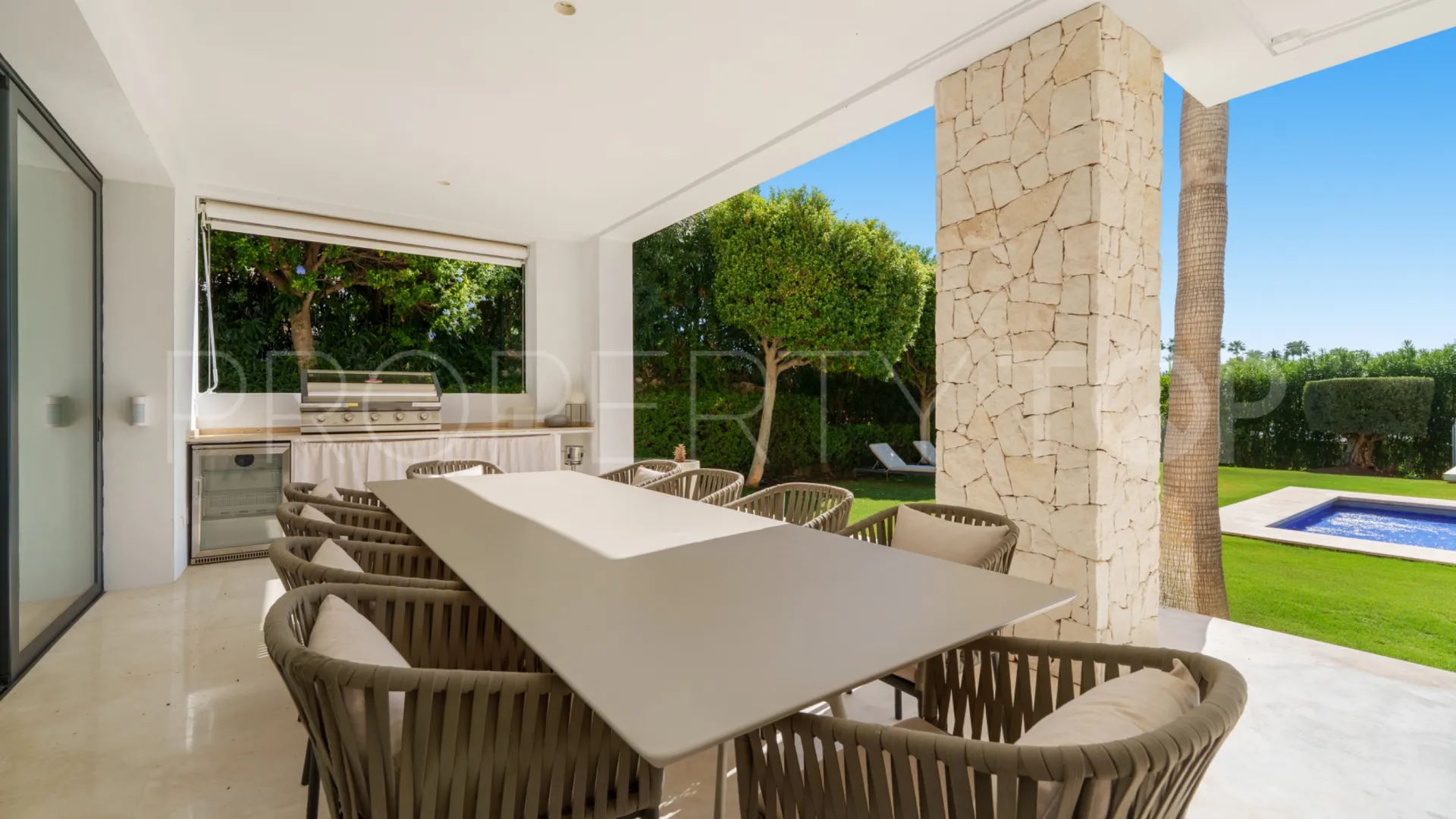 Se vende villa en Los Olivos de 6 dormitorios