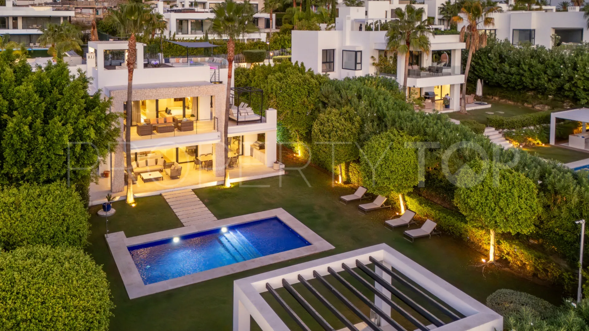 Se vende villa en Los Olivos de 6 dormitorios