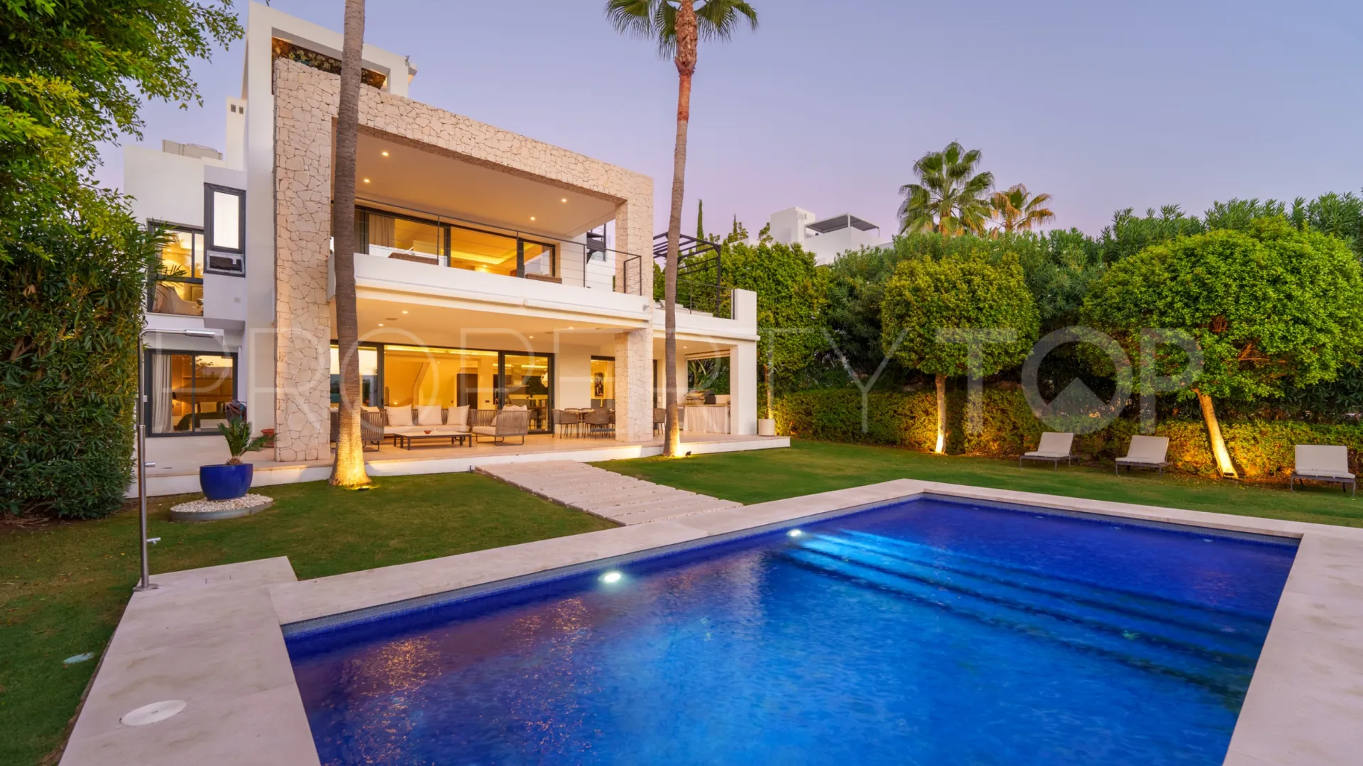 Se vende villa en Los Olivos de 6 dormitorios