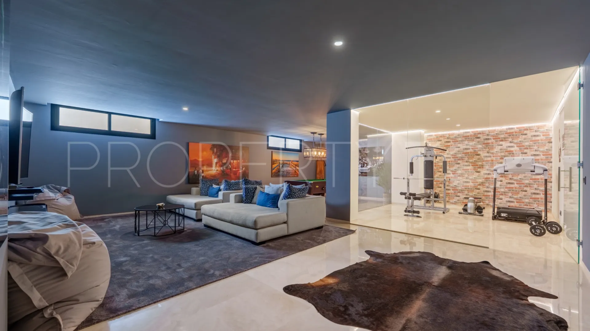 Se vende villa en Los Olivos de 6 dormitorios