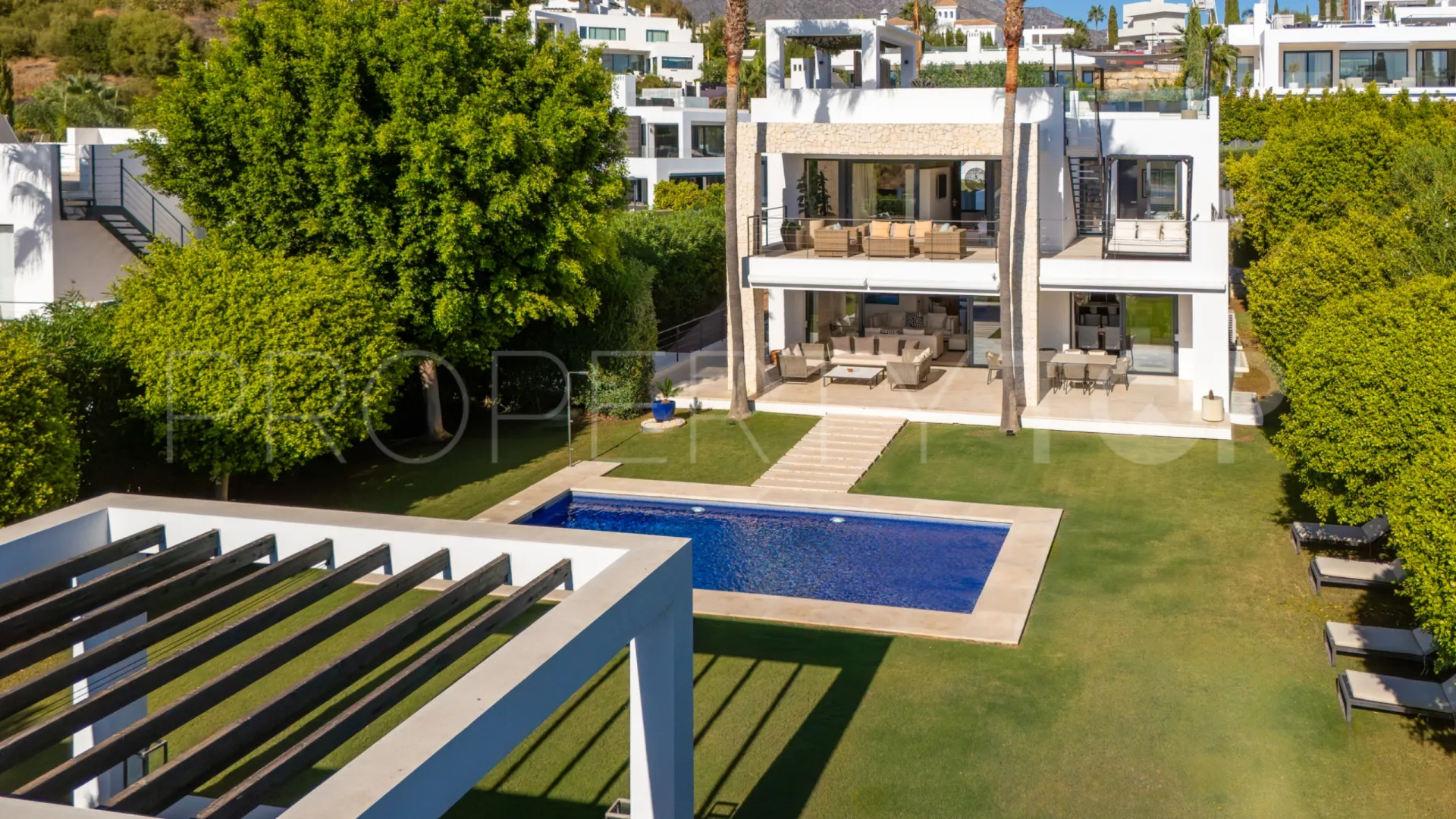 Se vende villa en Los Olivos de 6 dormitorios