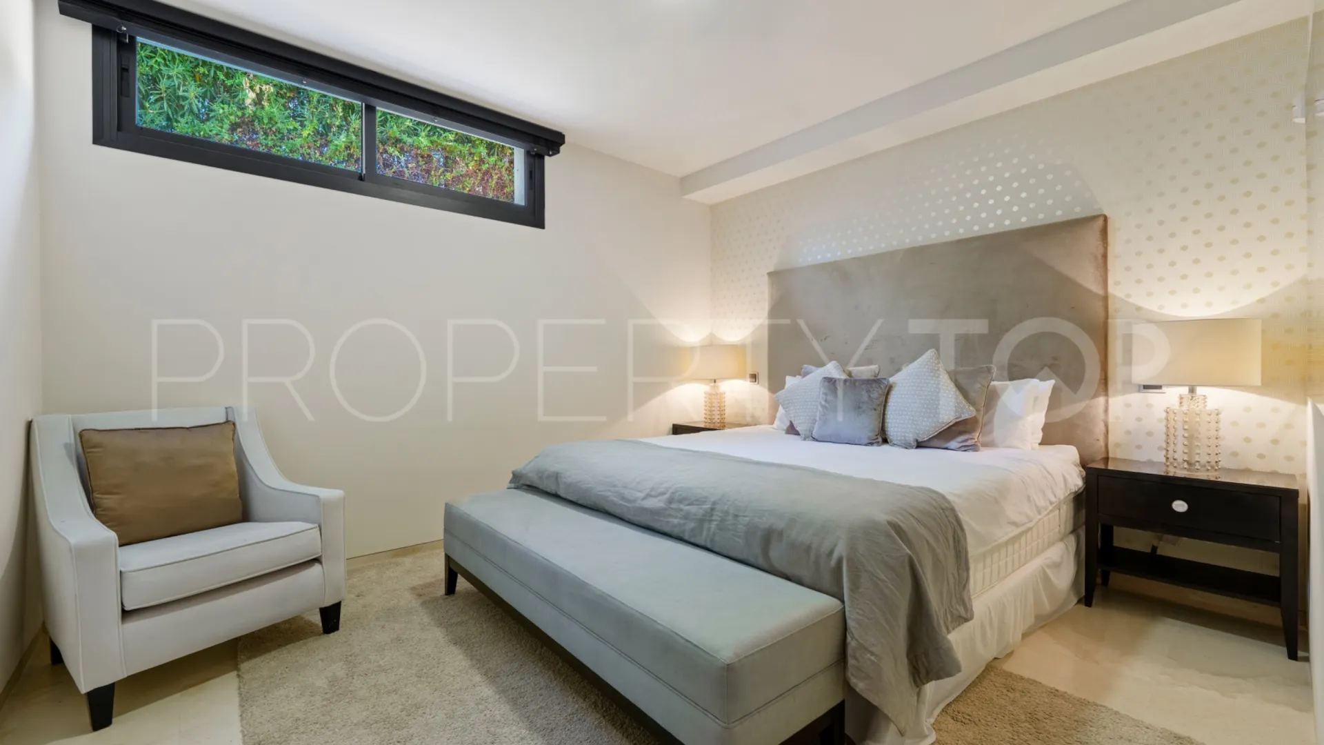 Se vende villa en Los Olivos de 6 dormitorios
