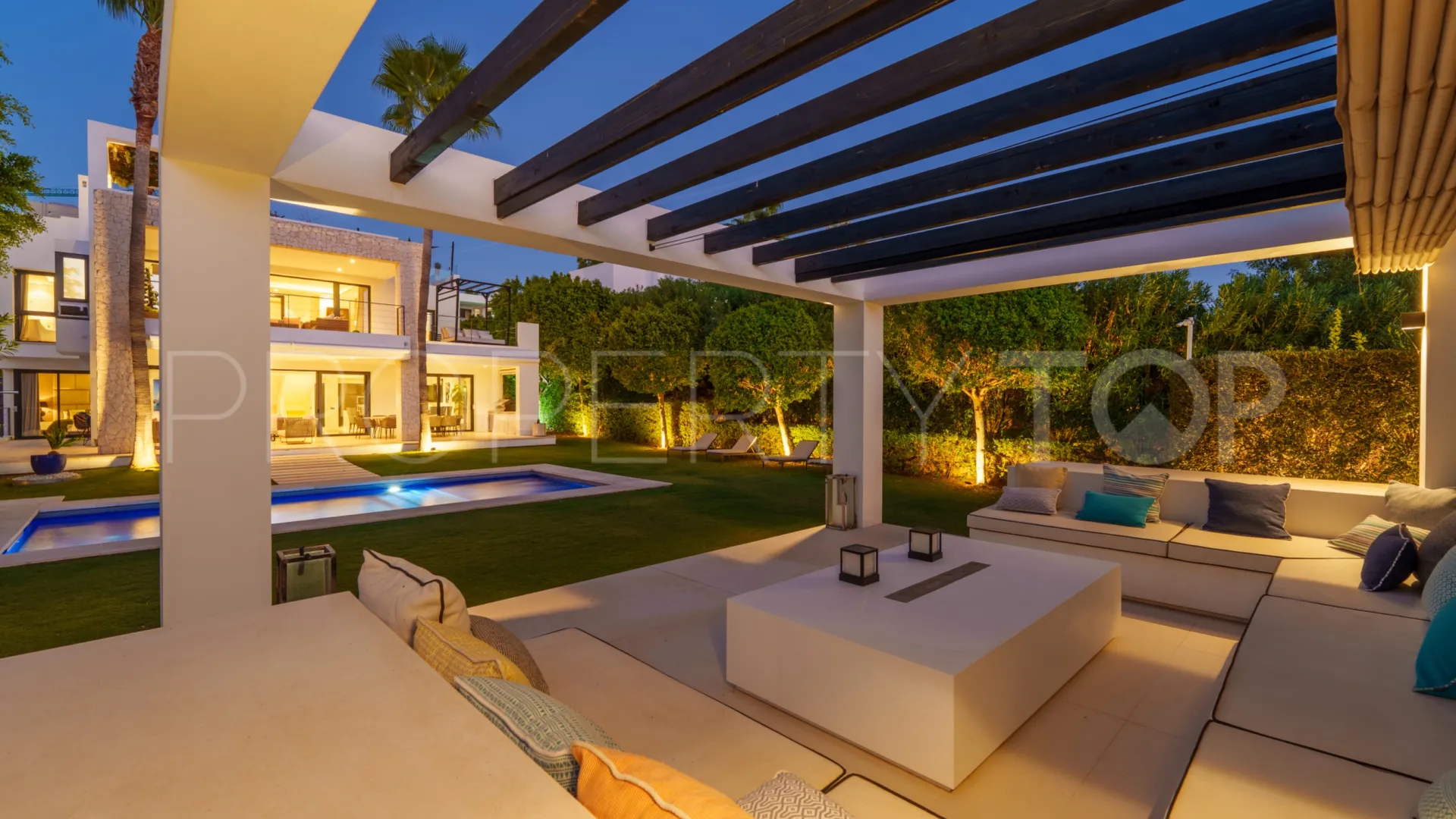 Se vende villa en Los Olivos de 6 dormitorios