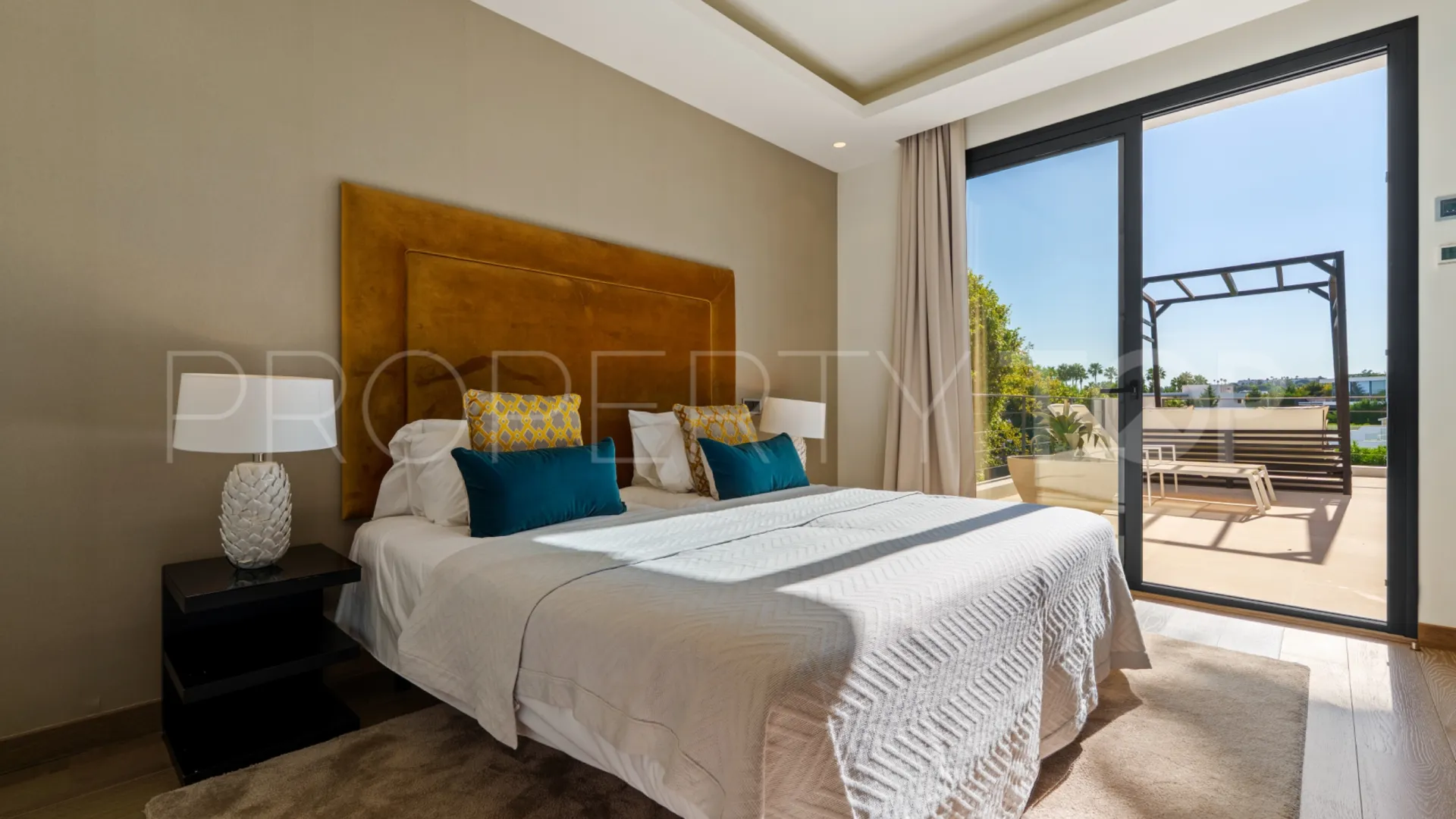 Se vende villa en Los Olivos de 6 dormitorios