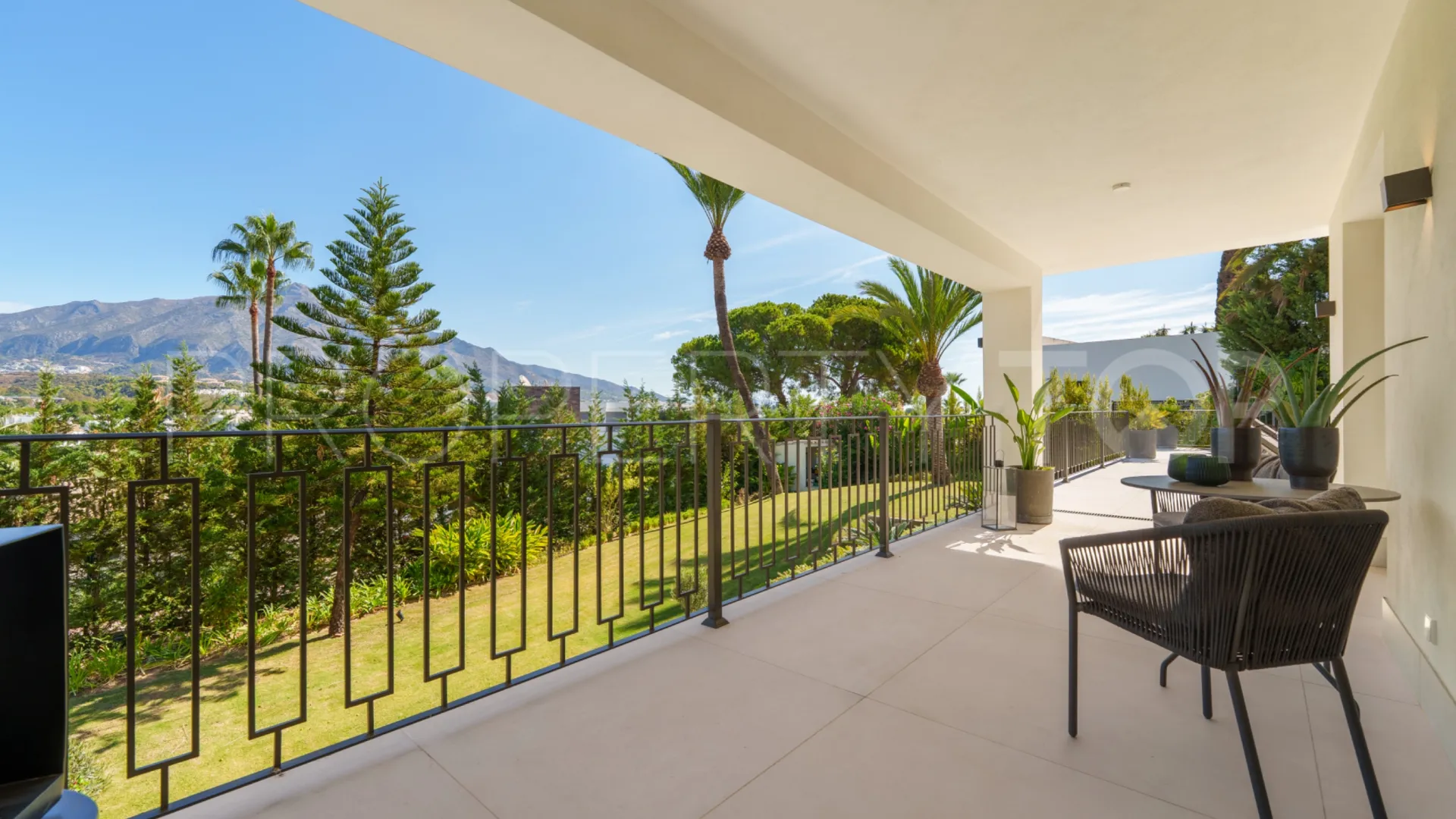 For sale villa in Las Brisas with 5 bedrooms