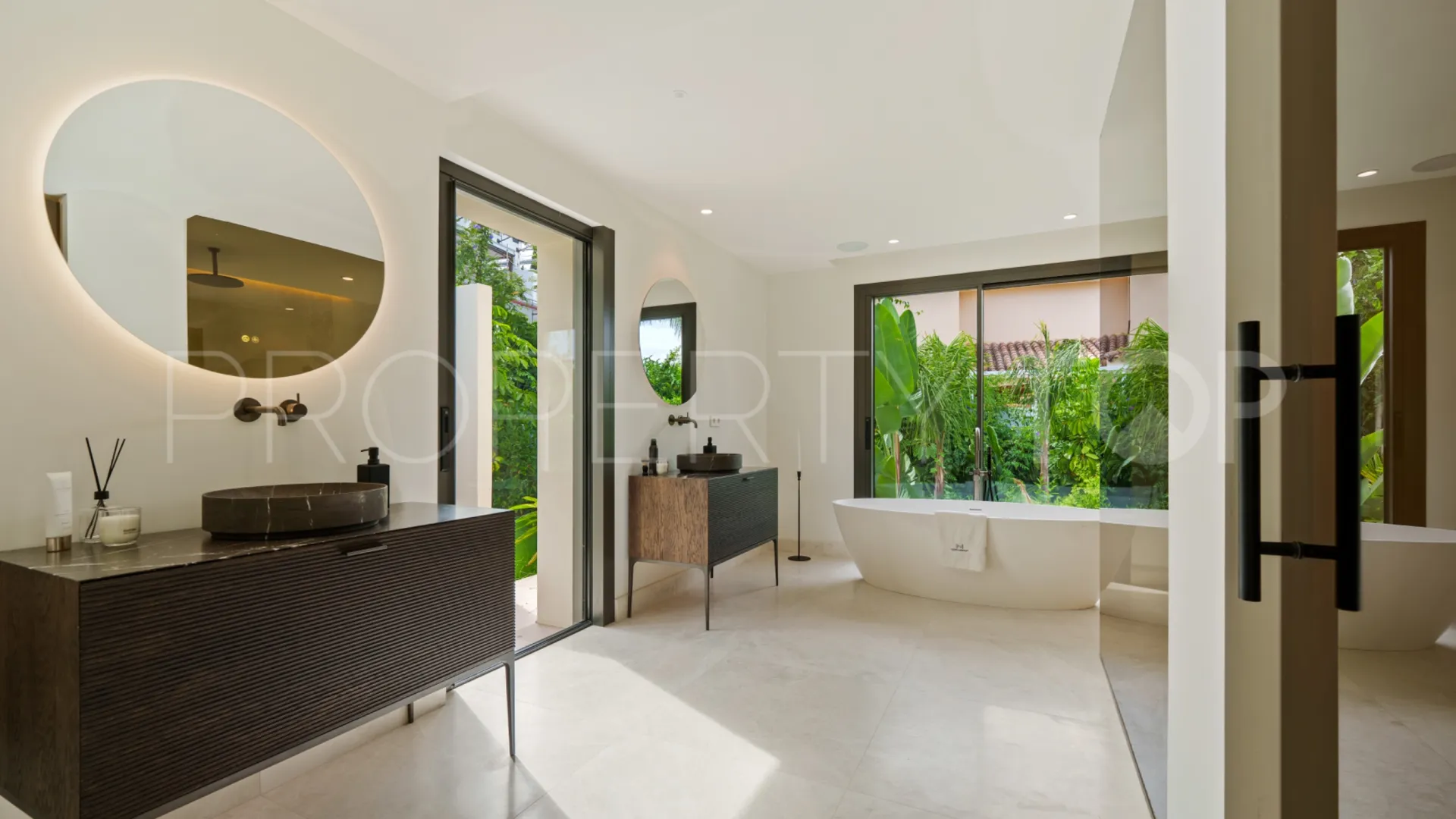 For sale villa in Las Brisas with 5 bedrooms