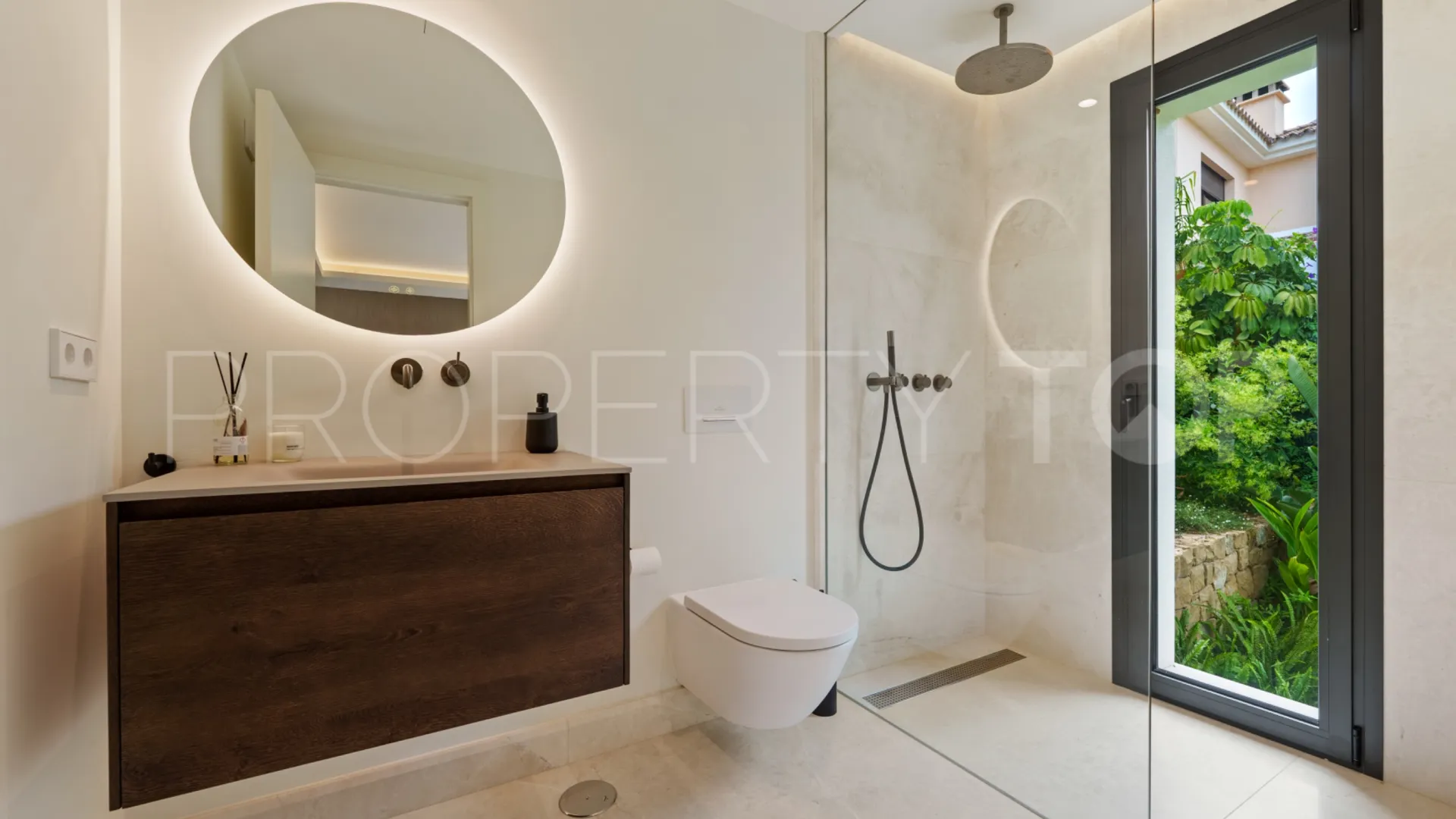 For sale villa in Las Brisas with 5 bedrooms